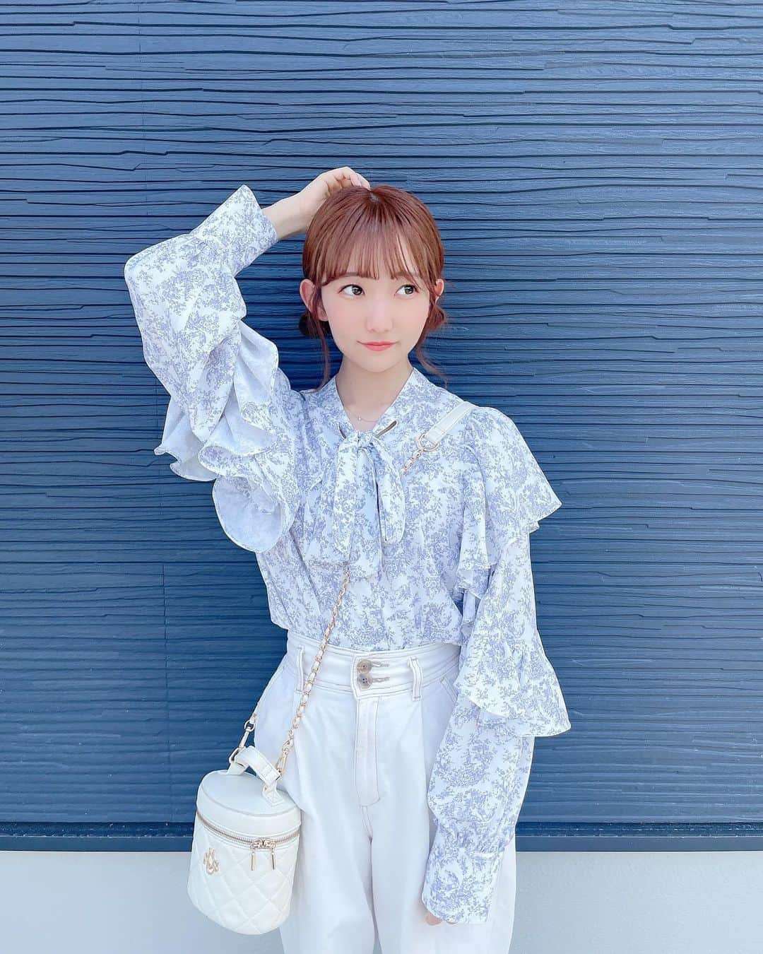 夏川愛実さんのインスタグラム写真 - (夏川愛実Instagram)「⁡ ⁡ ⁡ ちび団子ヘアかわいいよね🍡 ⁡ ⁡ #お団子ヘア#お団子アレンジ#春服#私服 #低身長コーデ#パンツコーデ#ブラウス#デニム #niceclaup#gu#guコーデ #ベージュカラー#ヘアカラー#外ハネボブ #ボブ#ボブアレンジ#ショートヘア#ヘアカラー#暖色カラー #ヘアアレンジ#外ハネアレンジ#外ハネ#春コーデ #148cm#f4f#いいね返し#l4l#フォロバ ⁡ ⁡ ⁡ ⁡」4月21日 22時56分 - ami_natsukawa