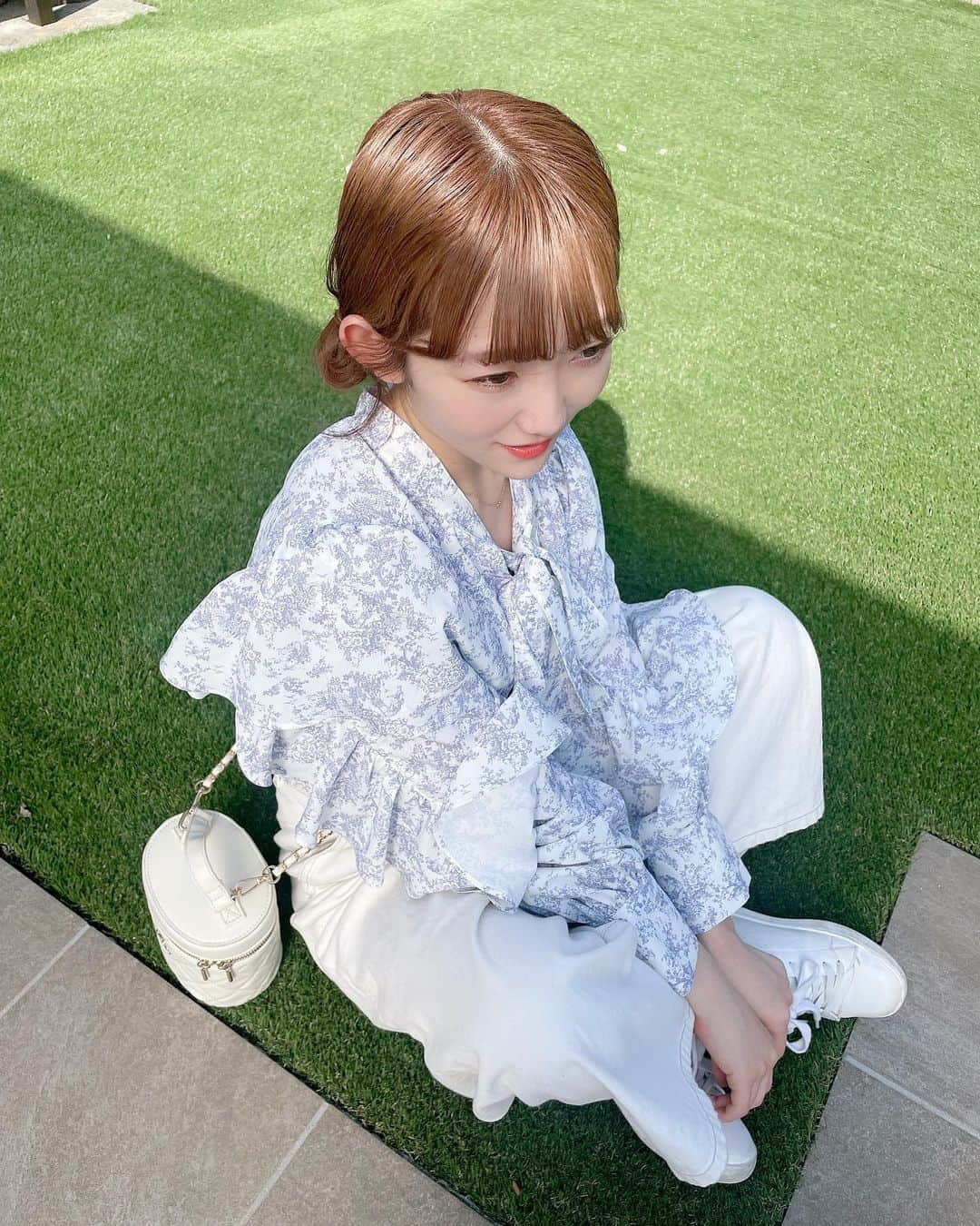 夏川愛実のインスタグラム：「⁡ ⁡ ⁡ ちび団子ヘアかわいいよね🍡 ⁡ ⁡ #お団子ヘア#お団子アレンジ#春服#私服 #低身長コーデ#パンツコーデ#ブラウス#デニム #niceclaup#gu#guコーデ #ベージュカラー#ヘアカラー#外ハネボブ #ボブ#ボブアレンジ#ショートヘア#ヘアカラー#暖色カラー #ヘアアレンジ#外ハネアレンジ#外ハネ#春コーデ #148cm#f4f#いいね返し#l4l#フォロバ ⁡ ⁡ ⁡ ⁡」