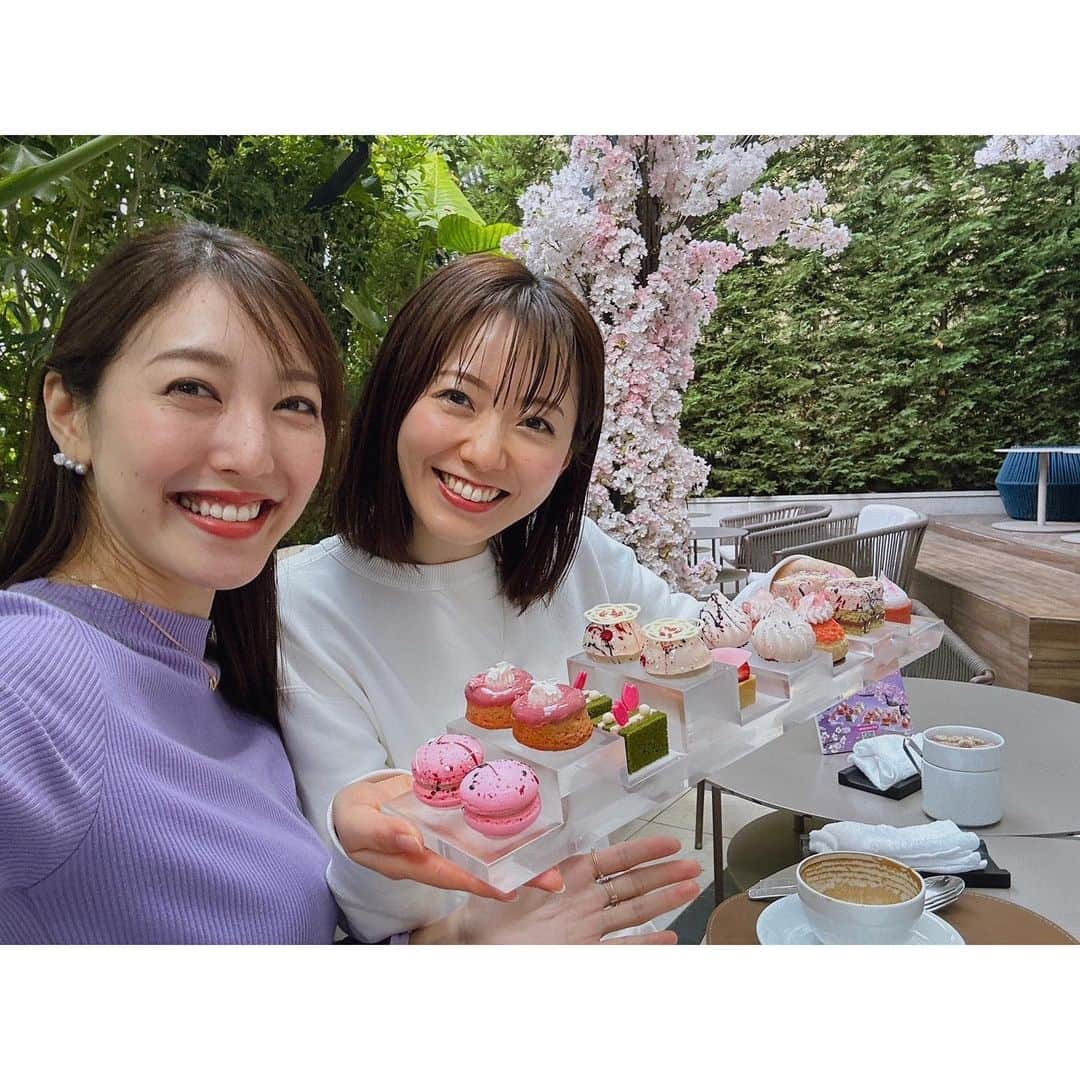 内田嶺衣奈さんのインスタグラム写真 - (内田嶺衣奈Instagram)「🫧  なんだかあっという間に季節が進んでしまいそう🥺🌿  あまり春らしいことは出来なかったですが… 春の想い出🌸 よーちゃんと💕  いつぶりか思い出せないぶりくらいの アフタヌーンティーでした🫖🫧 どれも美味しくてペロリ😋🍰  みなさま良い週末を🥰  #私の春 #桜のアフタヌーンティー🌸 #癒し⛲️ #いつもありがとう♡」4月21日 22時59分 - reina.uchida