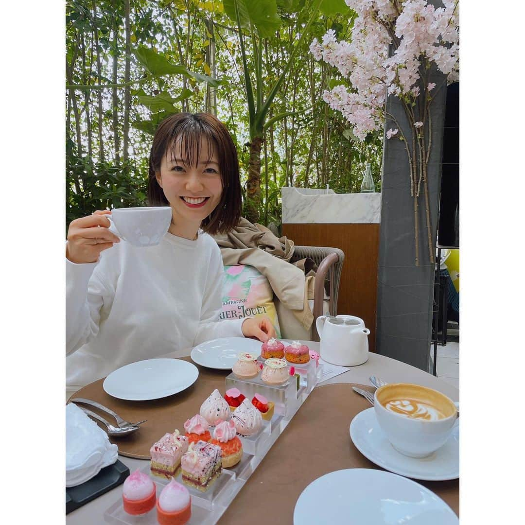 内田嶺衣奈さんのインスタグラム写真 - (内田嶺衣奈Instagram)「🫧  なんだかあっという間に季節が進んでしまいそう🥺🌿  あまり春らしいことは出来なかったですが… 春の想い出🌸 よーちゃんと💕  いつぶりか思い出せないぶりくらいの アフタヌーンティーでした🫖🫧 どれも美味しくてペロリ😋🍰  みなさま良い週末を🥰  #私の春 #桜のアフタヌーンティー🌸 #癒し⛲️ #いつもありがとう♡」4月21日 22時59分 - reina.uchida