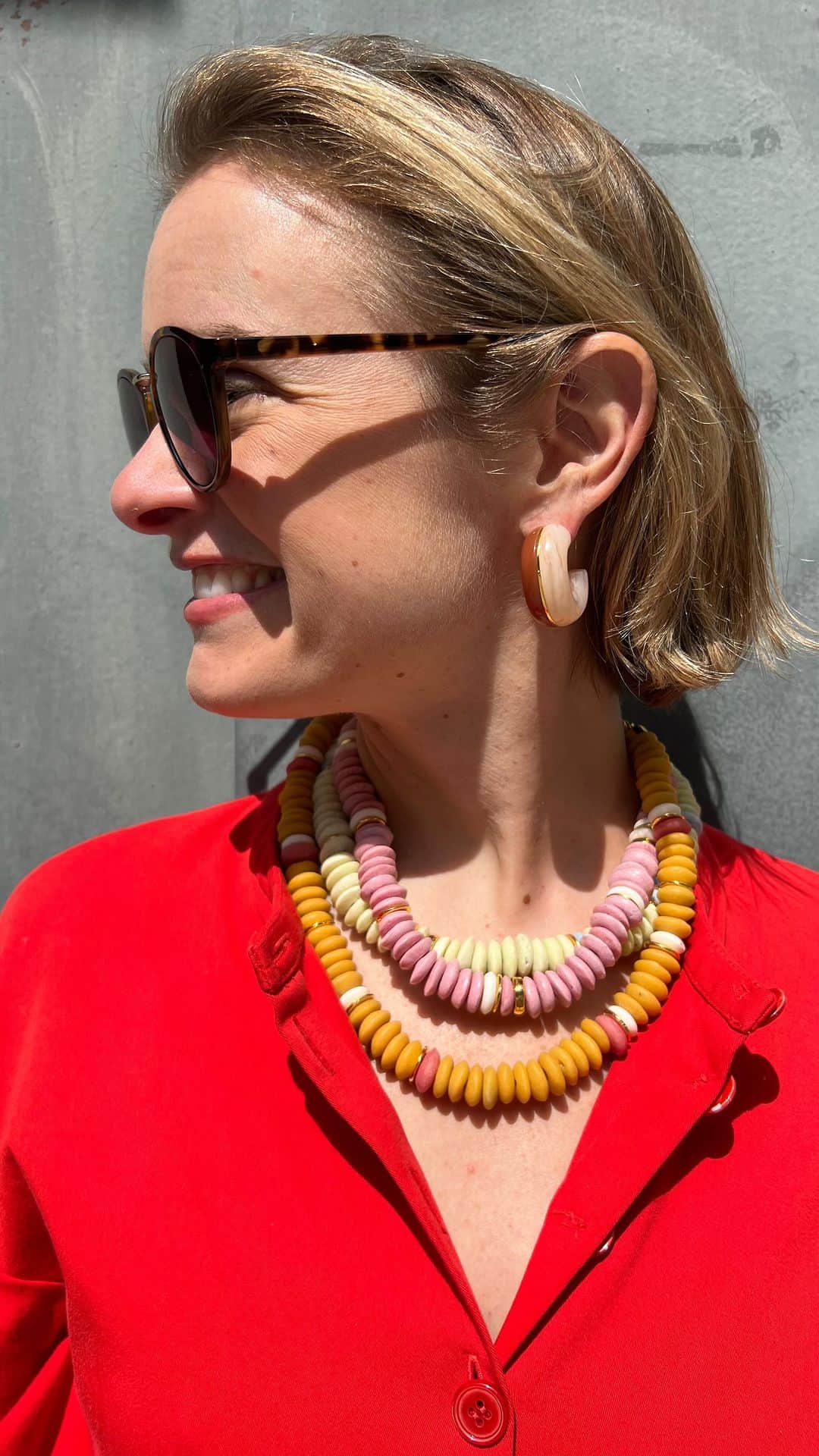 リジー フォルトゥナートのインスタグラム：「Give back this Earth Day 🌎 with a strand that limits waste & lowers pollution 〰️ Today through the weekend, 15% of all sales on all 7️⃣ colors of our favorite consciously crafted Laguna Necklace will be donated to the @environmental_defense_fund to protect our planet and fight against climate change 🌎 #lizziefortunato」