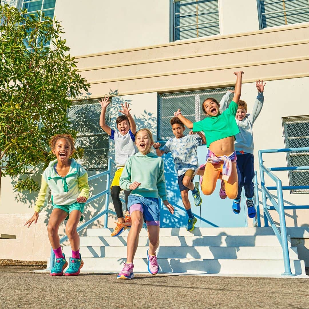 ホカオネオネのインスタグラム：「Welcome to the world of KID POSSIBLE. 🎉  What kids wear on their feet impacts their whole body. Our kids’ products aren’t just smaller versions of the adult shoes—they’re designed specifically for the shape and needs of kids’ feet. 👣 They are built with the same HOKA technology, performance features, comfort, and cushioning. 🙌  Of course, we had to launch with our most iconic and beloved styles:  ✨ Our iconic CLIFTON 9 is here for kids and it’s ready for all-day, everyday play and performance. Designed for the future first-milers, marathoners, teachers, astronauts, artists, and more.  ⛰️ Our beloved trailblazer, SPEEDGOAT 5, is here for the next generation of trail runners and adventurers. Made with the same rugged performance features as the full-sized version.  🥰 Our Ora Slide 3 for kids is the perfect pair for downtime after a long day of school, sports, and activities. They are colorfully comfortable for the recovery time our growing kids need.  Our engineering teams worked with world-class last makers to ensure the product would fit the foot shape of youth athletes in order to amplify their comfort and performance. Several years later, what you see today are products that are designed to take young athletes to new levels of comfort, style, and performance!  Parents and caregivers will love that these shoes are engineered for increased durability! That means these shoes will last through endless climbing and exploring, games on the playground, bike riding, running around with friends, and more. 👏  Some of those durability features include more rubber surface on the outsole and protective toe caps to keep their shoes from wearing out too quickly. (We understand those feelings when they come home with their shoes falling apart 🙃😂)  Kids will love them because these new shoes will bring so much COMFORT, PERFORMANCE, and JOY to all the things they do each day. 🥳  Shop all new KIDS shoes now (🔗 in bio).   #HOKA #HOKAKids #FlyHumanFly #FlyerFuture #Clifton9 #Speedgoat5 #OraSlide3 #newproduct #productlaunch #KIDpossible」