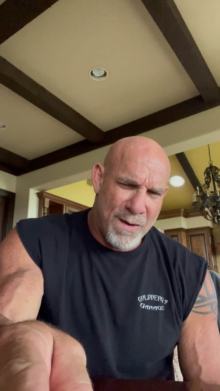 ビル・ゴールドバーグのインスタグラム：「Looks like #imnext !! #ftlow Europe’s largest #wrestling convention April 29th at the #becarena in Manchester England! BE THERE!! #spear #jackhammer #whosnext @wwe @aew #signing @goldbergsgarage」