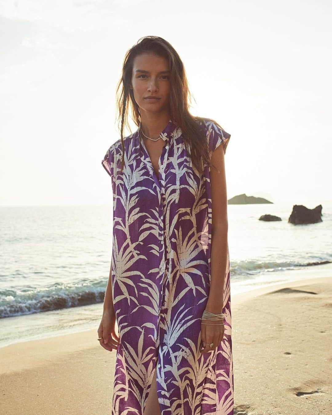 ハートフォードさんのインスタグラム写真 - (ハートフォードInstagram)「Lightness... Feet in the water with Riki, our palm-tree patterned dress. ________________   Tout en légèreté. Marcher en bord de mer avec Riki, notre robe fluide aux motifs palmiers.   📷 @arnolamphoto  @mashaderevianko  #Hartford #SS23 #Sea #Palmprint」4月21日 23時04分 - hartford