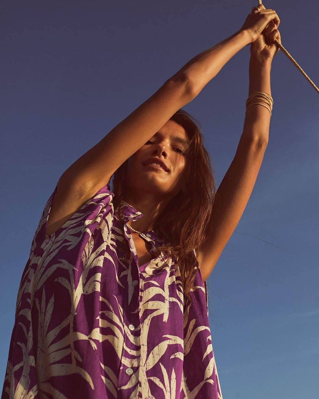 ハートフォードさんのインスタグラム写真 - (ハートフォードInstagram)「Lightness... Feet in the water with Riki, our palm-tree patterned dress. ________________   Tout en légèreté. Marcher en bord de mer avec Riki, notre robe fluide aux motifs palmiers.   📷 @arnolamphoto  @mashaderevianko  #Hartford #SS23 #Sea #Palmprint」4月21日 23時04分 - hartford