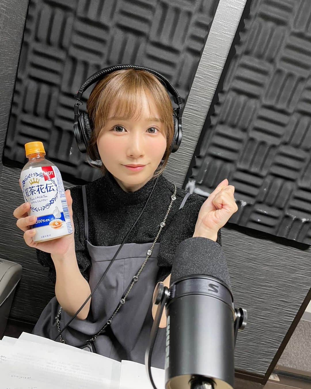 小島みなみさんのインスタグラム写真 - (小島みなみInstagram)「. . 生放送ラジオ🎧 . . 半袖なのに 飲み物はホットです☕️🧡 . . そういえば最近 美容院でヘアメンテしたよ✂︎ @dai_hair1120  . . . #髪が伸びたから縛れるよーになった  #ラジオ #生放送ラジオ #ブラックコーデ」4月21日 23時04分 - kojima_minami_373