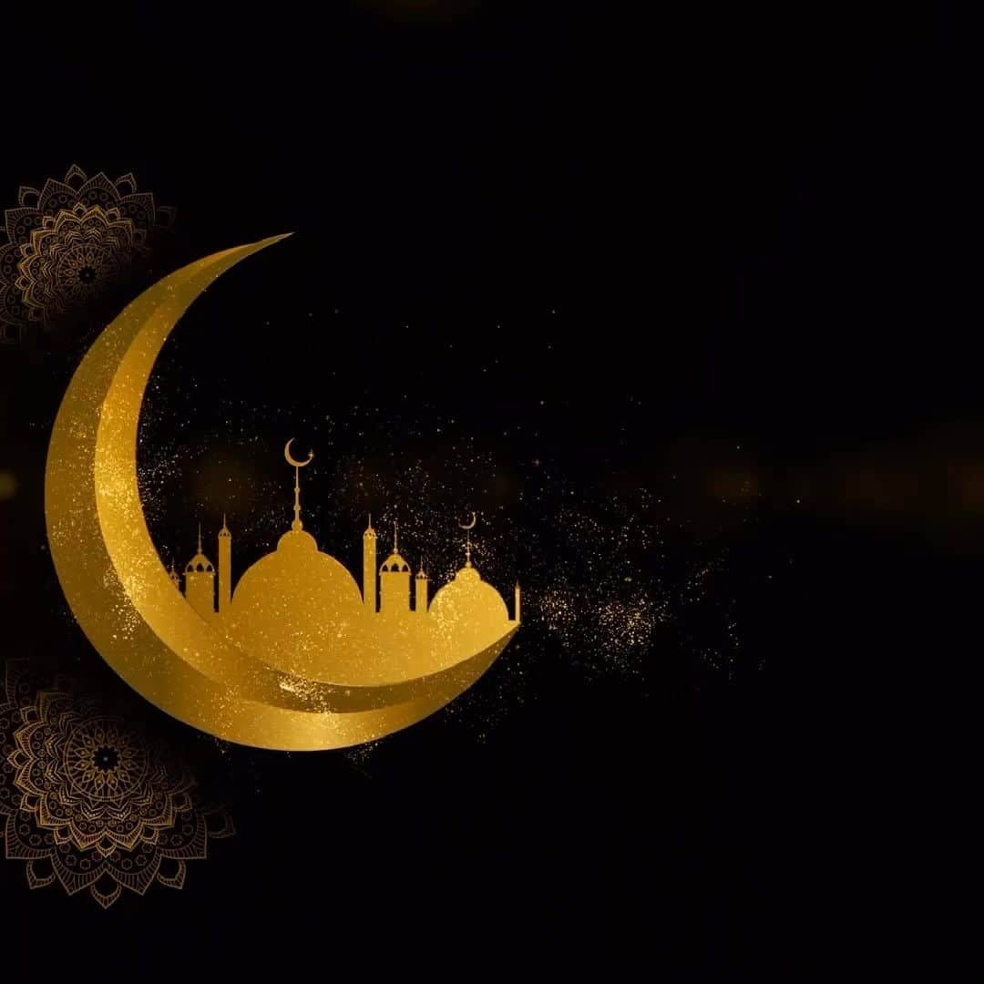 タイ航空のインスタグラム：「Taking off into the festive season with warmest wishes for Eid! ✨🌙 Let’s celebrate the beauty of togetherness, love, and joy. Eid Mubarak from Thai Airways! 🛫🎉 Share your joy with us using #EidWithThaiAirways  and spread the festive cheer !🌙✨  #thaiairways #smoothassilk #Eid2023 #tg #wish #happyeidmubarak」