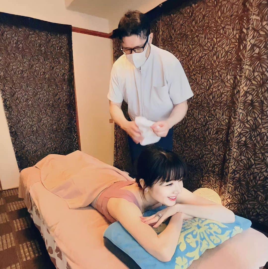 森下悠里のインスタグラム：「ゴッドハンドと話題の出張マッサージ @massage357shucchou   お願いしました♡♡  全てのタッチが全部ピンポイントに効くところだったの 強揉み大好きな私には最高に心地いい気持ちよさ🥺  ガチガチに硬くなったコリが柔らかくなって ふわぁっと解れていくかんじ🤍  もう最高でした♡♡♡  出張マッサージってとっても助かる😌  毎週お願いしたいな🤍」