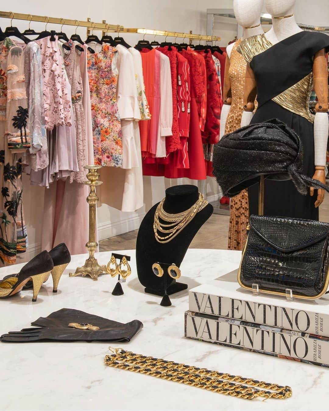 Valentinoさんのインスタグラム写真 - (ValentinoInstagram)「7 new visions converge for the latest iteration of #ValentinoVintage    In Los Angeles’ @recessla, a story of iconic designs is on full display, spelled out on a range of garments and #VALENTINOGARAVANI accessories.    Discover the 7 participating vintage stores and find the one nearest you now through the link in bio.」4月21日 23時05分 - maisonvalentino