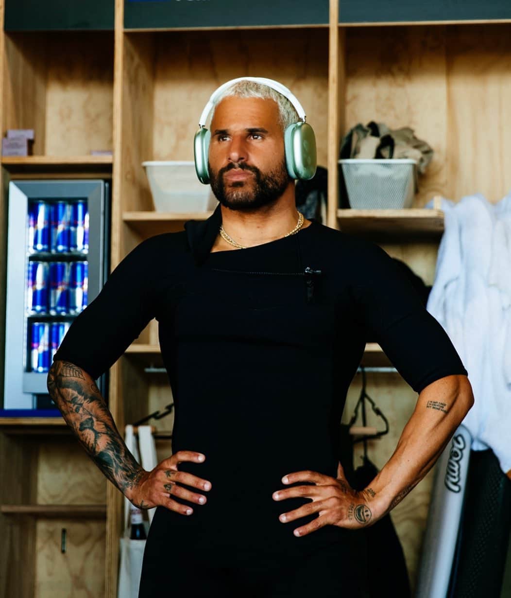 イタロ・フェレイラのインスタグラム：「Você não escolheu ser um atleta de alta performance. Deus te deu a chance, o talento, a vontade, e você abraçou como a única forma de sair do status e da situação que a vida impôs à sua família. Você agarrou com toda força e realizou, foi pro mundo e venceu. Então continue fazendo, só que agora por você! 👊   P/ Italo Ferreira」