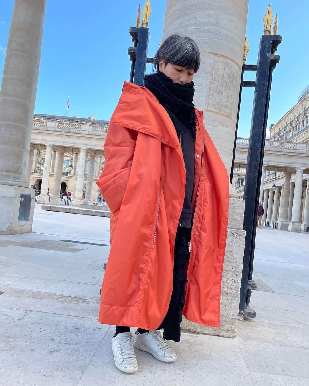 大森美希さんのインスタグラム写真 - (大森美希Instagram)「Chilly Spring in Paris  今年のパリの春は肌寒い  Coat: Rick Owens  #rickowens #rickowensparis #palaisroyal #mood #ootd #paris #todaysoutfit #mode #streetstyle #fashion #outfit #portrait #orange #streetsnap   #リックオウエンス #ストリートスタイル #パリ #パリ生活 #ファッション #スタイル #デザイナー #今日のコーデ #ポートレート #ストリートスナップ #ストリートウェア #グレーヘア #パレロワイヤル #パリ散歩 #パリところどころ #モード」4月21日 23時11分 - mikiomori_