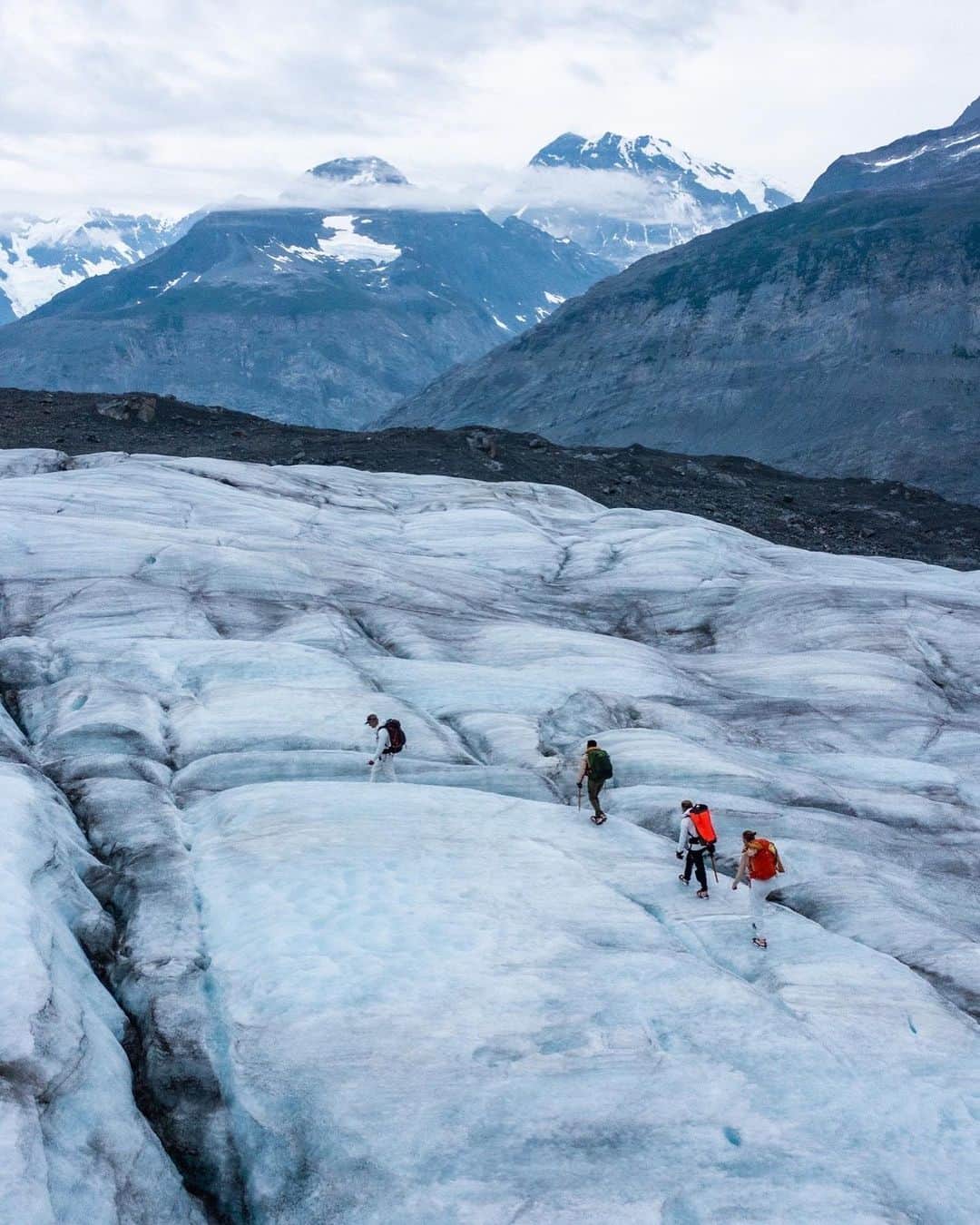サッシャ・ディギーリアンのインスタグラム：「I had the privilege to travel to Valdez, Alaska, to explore and also to investigate where micro plastics can be found in this seemingly pristine pocket of the world. Following leading scientist Abby Barrows across this majestic landscape it was sobering to learn that unanimously across all of our samples (glacial snow from mountain peaks, grizzly bear scat, salmon, water, and soil), there were micro plastics present in every single one of them. Additionally, as we boated through open water, our outdated satellite system had us located in the middle of a glacier… that glacier had drastically receded. As we watched the wild waves crash into the majestic blue glaciers, awed at cute sea otters and the beautiful life that exists in this region of the world, we were mind blown by its beauty. But it was gut-wrenching and all too real to see firsthand the pervasive effects that our human impact has on the environment as well as the quality of life of not just people, but also innocent species. Let’s celebrate the planet today and every day, and also let’s all try to be better at protecting her through our everyday habits and actions, and by urging corporations and our governments to take larger sustained action. We can all do better, I know I certainly strive to. Happy Earth Day - today, tomorrow, and everyday. 💚  Photos by @ladzinski @tjtriage  #earthday #planetearth #thrive」