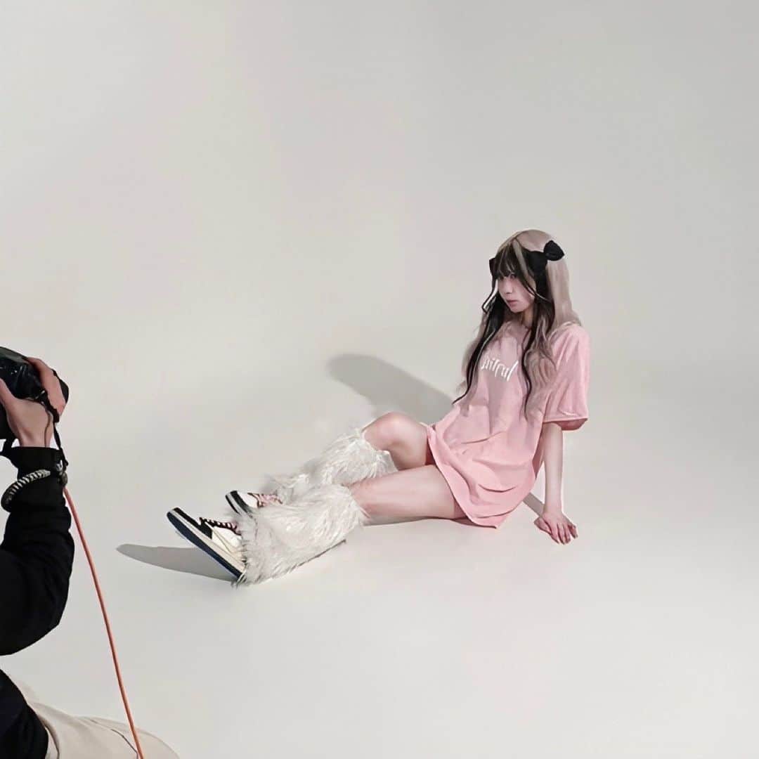 謝花南のインスタグラム：「🩶おしらせ🩶 . 4/29からwilful（ｳﾙﾌﾙ）というブランドを プロデュースすることになりました🎀  4/25 19:00~ wilfulのアカウントで 商品をインスタライブで紹介するので @wilful__official をフォローして おいてね、😸💧  これからかわいい服たくさん作っていくので たのしみしててね、らびゅ♡ . . . . . . #wilful #ウルフル #nike #travisscott  #コンバース #スニーカー #スニーカー女子」