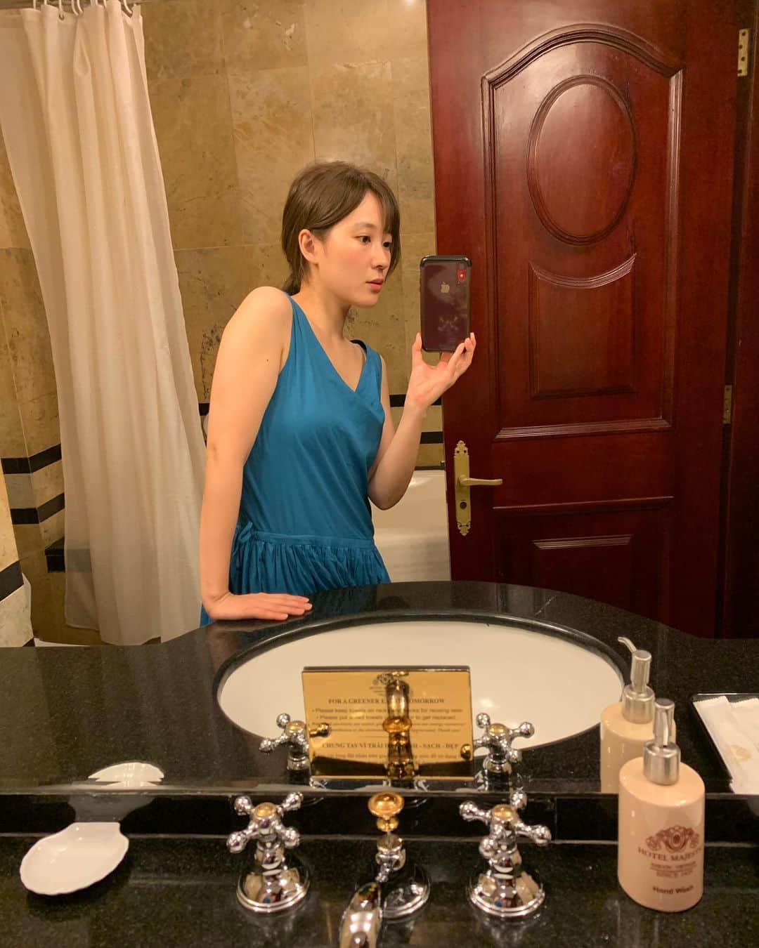 亜希子さんのインスタグラム写真 - (亜希子Instagram)「中学生の時は、授業中にいつもこっそりと小説を読んでいた。  国語や数学の教科書のあいだに文庫サイズの小説を挟んで、ひたすら読んだ。  なかでも、小説ではないが沢木耕太郎さんのベトナム縦断紀行「一号線を北上せよ」は特別な思い入れがあった。  その作品に登場した「ホテルマジェスティック・サイゴン」の描写がとても素敵だったのだ。  その本を読んでいると、まるで眼前にサイゴン河のゆったりとした流れが広がるような、熱帯地方のねっとりとした空気感が伝わってくるように感じた。  以来、いつか私も自分のお金で自分の力でこのホテルに泊まり、「ミス・サイゴン」というカクテルを頼むのがひとつの夢になった。  それから数年後、不思議なご縁で芸能活動を始めることになった。  グラビア撮影で海外に行くこともあった。  けれど、長距離移動の時は、こんな無名の新人女優でもマネージャーさんが海外行きのチケットを取ってくださった。  さらにスタッフさんが常にアテンドをしてくださり、靴下ひとつとっても人様が履かせてくれるようになり、恥ずかしながら私はボーっとしているだけでよかった。  しまいに飛行機の乗り方も新幹線の乗り方も人様に甘えっぱなしで、何も知らないまま20才を迎えてしまっていた。  いや、正直に言う。  25歳で会社員になるまでそんな状況が続き、心のどこか大人になりきれていないような、わずかな負い目があった。  25歳で芸能界をやめた。  とにかく日常生活において、何事にも小さなことでも常識を知りたいと思った。  自分で願って会社員記者になってからは「もういいです」と手を横に振って遠慮したくなるほどガンガン国内出張があり、毎週のように全国各地に取材に出た。  念願の「一人で公共機関を使い移動する」ということにも余裕で慣れた。  慣れまくった。  目を閉じていても余裕なほど移動が容易になり、上司やクライアントの席もまとめて確保できるようになり、ラウンジの使い方も覚えた。  でも、肝心の海外出張だけは、ずっとご縁が無かった。  引き続き「まだ自分の力で海外に行ったことがない」ことに負い目があった。  28歳でサラリーマンを辞めて、29歳で書籍を発売し、作家になった。2019年のことだ。  その翌月、人生で初めての印税というものを頂いた。  このお金で何をするか、もうずっと前から決めていた。  私は、中学生の時からの夢であった沢木耕太郎さんと同じカクテルを飲むために一人でベトナムに行く。  そして、自分で自分の人生を切り拓いていく。  有言実行するために、震える指先でスマホからベトナム行きの飛行機のチケットを確保。  震えながら現地空港からホテルまでタクシーに乗り、震えながらマジェスティックサイゴンホテルにチェックインした。  英語もベトナム語も1ミリも分からないため顔面の表情筋とジェスチャーだけで現地の人に思いを伝えなければならず、またしても「私は30手前にもなって何してるんだろうか」と自分を恥ずかしく思う瞬間もあった。  他の人がおそらく20代で経験しているような、ごく普通のことが出来ない自分が恥ずかしかった。  それくらい、私にとって自分のお金で自分の力でベトナムに行き念願のカクテルを飲むことが、人生を一歩前に進むために大切な行為だった。  現地では結局、テンパっている私をみかねた日本人の友人が随分と手助けをしてくれた。情けなくて、ありがたかった。  けれど、マジェスティックサイゴンホテルのBarでカクテルを頼む瞬間だけは、自分ひとりで全部、決行した。  震えながら不慣れな英語でカクテルを注文し、鼻の穴を膨らませながら一口飲んだ。  その瞬間、鼻腔に、甘酸っぱい柑橘の香りと味が広がった。  中学生の頃の自分が脳裏をよぎり、これまでの人生が走馬灯のように蘇ってきた。  全力で背伸びして飲んだミスサイゴンの味は、一生忘れられない。  また、ベトナムに行きたい。  そういう海外寄稿文のエッセイの仕事、来ないかなぁ。」4月21日 23時12分 - akiko_ohki