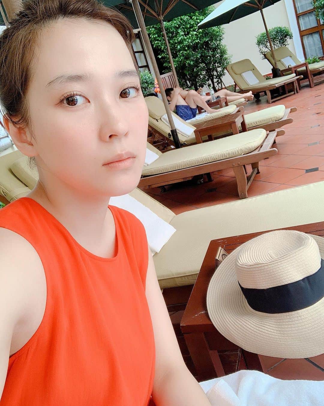 亜希子さんのインスタグラム写真 - (亜希子Instagram)「中学生の時は、授業中にいつもこっそりと小説を読んでいた。  国語や数学の教科書のあいだに文庫サイズの小説を挟んで、ひたすら読んだ。  なかでも、小説ではないが沢木耕太郎さんのベトナム縦断紀行「一号線を北上せよ」は特別な思い入れがあった。  その作品に登場した「ホテルマジェスティック・サイゴン」の描写がとても素敵だったのだ。  その本を読んでいると、まるで眼前にサイゴン河のゆったりとした流れが広がるような、熱帯地方のねっとりとした空気感が伝わってくるように感じた。  以来、いつか私も自分のお金で自分の力でこのホテルに泊まり、「ミス・サイゴン」というカクテルを頼むのがひとつの夢になった。  それから数年後、不思議なご縁で芸能活動を始めることになった。  グラビア撮影で海外に行くこともあった。  けれど、長距離移動の時は、こんな無名の新人女優でもマネージャーさんが海外行きのチケットを取ってくださった。  さらにスタッフさんが常にアテンドをしてくださり、靴下ひとつとっても人様が履かせてくれるようになり、恥ずかしながら私はボーっとしているだけでよかった。  しまいに飛行機の乗り方も新幹線の乗り方も人様に甘えっぱなしで、何も知らないまま20才を迎えてしまっていた。  いや、正直に言う。  25歳で会社員になるまでそんな状況が続き、心のどこか大人になりきれていないような、わずかな負い目があった。  25歳で芸能界をやめた。  とにかく日常生活において、何事にも小さなことでも常識を知りたいと思った。  自分で願って会社員記者になってからは「もういいです」と手を横に振って遠慮したくなるほどガンガン国内出張があり、毎週のように全国各地に取材に出た。  念願の「一人で公共機関を使い移動する」ということにも余裕で慣れた。  慣れまくった。  目を閉じていても余裕なほど移動が容易になり、上司やクライアントの席もまとめて確保できるようになり、ラウンジの使い方も覚えた。  でも、肝心の海外出張だけは、ずっとご縁が無かった。  引き続き「まだ自分の力で海外に行ったことがない」ことに負い目があった。  28歳でサラリーマンを辞めて、29歳で書籍を発売し、作家になった。2019年のことだ。  その翌月、人生で初めての印税というものを頂いた。  このお金で何をするか、もうずっと前から決めていた。  私は、中学生の時からの夢であった沢木耕太郎さんと同じカクテルを飲むために一人でベトナムに行く。  そして、自分で自分の人生を切り拓いていく。  有言実行するために、震える指先でスマホからベトナム行きの飛行機のチケットを確保。  震えながら現地空港からホテルまでタクシーに乗り、震えながらマジェスティックサイゴンホテルにチェックインした。  英語もベトナム語も1ミリも分からないため顔面の表情筋とジェスチャーだけで現地の人に思いを伝えなければならず、またしても「私は30手前にもなって何してるんだろうか」と自分を恥ずかしく思う瞬間もあった。  他の人がおそらく20代で経験しているような、ごく普通のことが出来ない自分が恥ずかしかった。  それくらい、私にとって自分のお金で自分の力でベトナムに行き念願のカクテルを飲むことが、人生を一歩前に進むために大切な行為だった。  現地では結局、テンパっている私をみかねた日本人の友人が随分と手助けをしてくれた。情けなくて、ありがたかった。  けれど、マジェスティックサイゴンホテルのBarでカクテルを頼む瞬間だけは、自分ひとりで全部、決行した。  震えながら不慣れな英語でカクテルを注文し、鼻の穴を膨らませながら一口飲んだ。  その瞬間、鼻腔に、甘酸っぱい柑橘の香りと味が広がった。  中学生の頃の自分が脳裏をよぎり、これまでの人生が走馬灯のように蘇ってきた。  全力で背伸びして飲んだミスサイゴンの味は、一生忘れられない。  また、ベトナムに行きたい。  そういう海外寄稿文のエッセイの仕事、来ないかなぁ。」4月21日 23時12分 - akiko_ohki