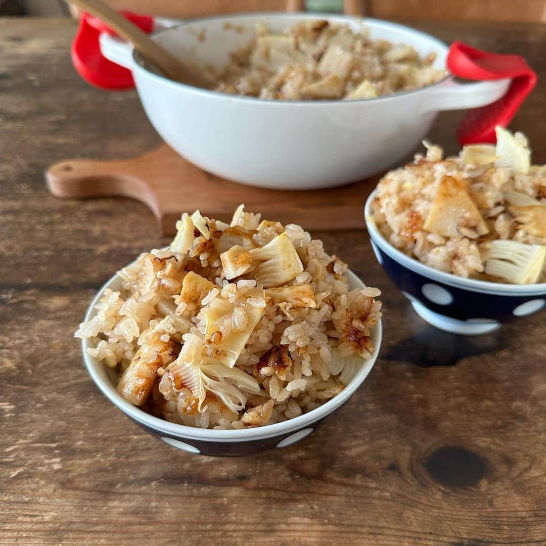 Tesshiさんのインスタグラム写真 - (TesshiInstagram)「たけのこごはん Takenoko Gohan #yummy #homemade #healthy #takikomigohan #takenoko #bambooshoots #spring #rice #おいしい #たけのこ #筍 #炊き込みご飯 #春 #マカロニメイト #フーディーテーブル #手作り  お米2合(洗って浸して水切り)、たけのこ200g〜、油揚げ2枚(7cmの正方形のやつ)、しょうゆ大2、みりん大2、酒大2、だし汁270ml(360ml-液体調味料90ml分)、塩ひとつまみ〜など 鍋炊き→沸騰後弱火10分→強火1分おこげ作る→火を止め10分放置 360ml rice(rinse and soak and drain), 200g~ Takenoko bamboo shoots, 2 Aburaage fried tofu, 2 tbsp soy sauce, 2 tbsp mirin, 2 tbsp sake, 270ml dashi stock, and a pinch of salt… Cover and bring to a boil, turn the heat on low and cook for 10 minutes. And cook for 1 minute on high to make the crispy burned rice on the bottom of the pot. Then turn off the heat, leave for 10 minutes. Remove the lid and fluff the rice with a rice spoon.  うちの近所のスーパーの油揚げは小さい正方形ですが全国的にはどうなんでしょう、、、  @yukitsubakiofficial #魚沼産コシヒカリ #雪椿 #新米予約受付中 雪椿の公式サイト、ふるさと納税サイト、楽天市場、Yahoo!ショッピング、ギフトモールで予約が始まっています。」4月21日 23時13分 - tmytsm