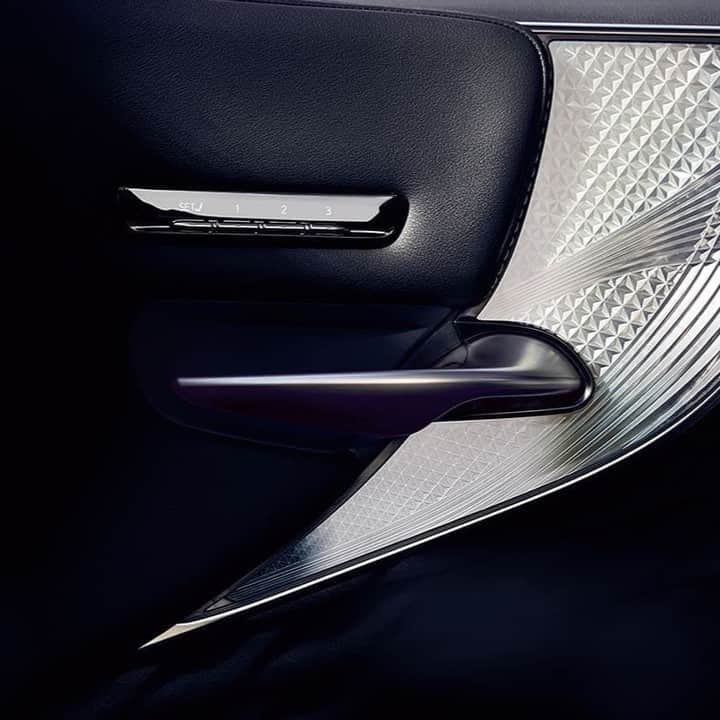 Lexus USAさんのインスタグラム写真 - (Lexus USAInstagram)「The beauty is in the details...  Just ask the Takumi master craftsmen, who apply a human touch to every aspect of the artfully designed Lexus vehicles.」4月21日 23時13分 - lexususa