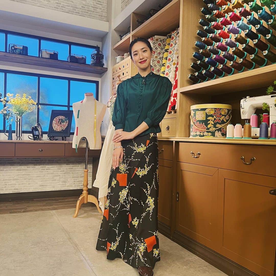 中田クルミのインスタグラム：「夢が一つ叶いました！  編み物好きとして、手芸好きとして、出演することが一つの目標だった番組『#すてきにハンドメイド』 念願叶って！出演させていただきました😭🙌❤️ NHKにて10年以上放送されているハンドメイド専門の番組です🧶🪡🧵 ピンチヒッターMCとして先週から登場しています。 本当に本当に嬉しい。  叔母が教えてくれたのがきっかけで小さい頃から手芸が好きで、ビーズでアクセサリーを作ったり、服に刺繍をしたり、とにかく手を動かして何かを作ることをずーっとやってきた気がします。高校生の時から友達とネット販売とかしてたなぁ。  今はとにかく編み物に夢中ですが、自分の手で何かを作り出す喜びや達成感を味わうと、この世に存在する"誰かが作ったもの"に対する想いが変わると思います。 CHANELのオートクチュールに職人さんが何百時間もかけて何千個ものビーズを手で一粒一粒縫いつけてるのを知るだけで、それだけの価値があるものだと実感することが出来ます。だって自分で刺繍やってみると死ぬほど大変だもん😂そりゃあの値段するわ！ってなる。 自分が何ヶ月もかけて作ったアイテムは、本当に値段がつけられないほどの価値を感じるのです💫  自分の持ってる服にちょっと名前を刺繍してみたり、似合わなくなったシャツのボタンを変えてみたり、欲しいサイズのカバンを編んでみたり… みなさんが何かを作り始めるきっかけになれば嬉しいなと思いながら番組に参加しています☺️ そしていろんなジャンルの作家さんの話を聞けるのは本当に楽しい！！  テンション上がり散らかしてめちゃ語りすぎましたが、ぜひ観ていただけると嬉しい！です！ NHKでは よるドラ『#おとなりに銀河』も絶賛出演中なので、そちらも合わせてお楽しみいただけたら泣いて喜びます。  直近の出演の放送時間をまとめましした💁🏻‍♀️ ───────────────────  すてきにハンドメイド 作家探訪 刺しゅう家 小林モー子 NHK総合 4/25 (火) 11:05 ~ 11:30 NHKEテレ4/27 (木) 13:05 ~ 13:30   すてきにハンドメイド 手芸で巡る世界旅 パラグアイ ニャンドゥティ NHKEテレ4/27 (木) 21:30 ~ 21:55」