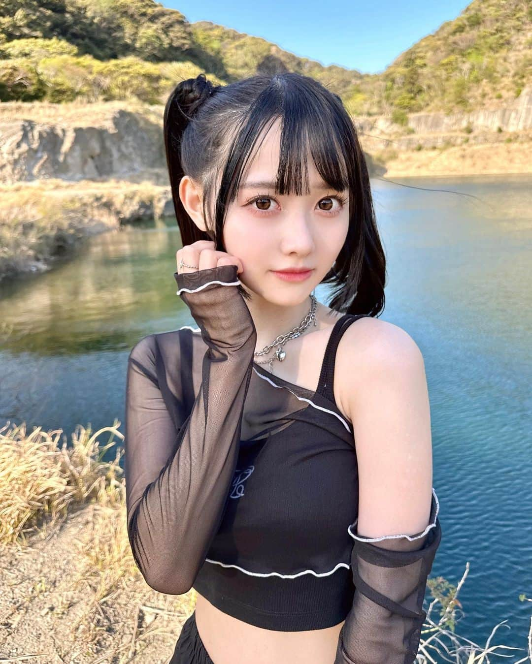 松本ももなさんのインスタグラム写真 - (松本ももなInstagram)「好き？🖤(o⚑'▽')o⚑*ﾟ  👸🏻革命の女王のオフショットで ちょっと布が少なめですが カジュアルな感じ好きかなぁ？🤍  高嶺のなでしこの旗も カッコイイよね！！ 広いお空と自然の中での撮影は幸せでした☁️⸝‪⸝⸝‪‪‪♡  本日、MV2本公開されました🫶🏻  🍋 #僕は君になれない 👸🏻 #革命の女王  たかねこちゃんオリジナルソング 嬉しいです！いっぱい聞いてね♡  みんなを元気にできる 愛され続ける曲でありますように🫧  #高嶺のなでしこ #takanenonadeshiko #ロケ地 #フラッグ #flag #타카네노나데시코 #귀여워 #마츠모토모모나 #japanesegirl #ツインテール #アイドル衣装 #アイドル #IDOL」4月21日 23時14分 - momona.1012