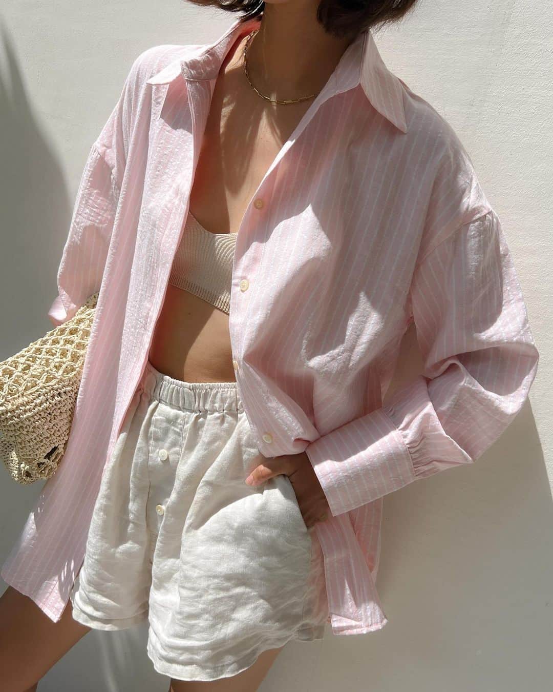 チャーリーのインスタグラム：「Vacation mood always 🌸🌞 @darjavintere wearing our Taylor Shirt in Pink Stripe - shop now on Charli.com」