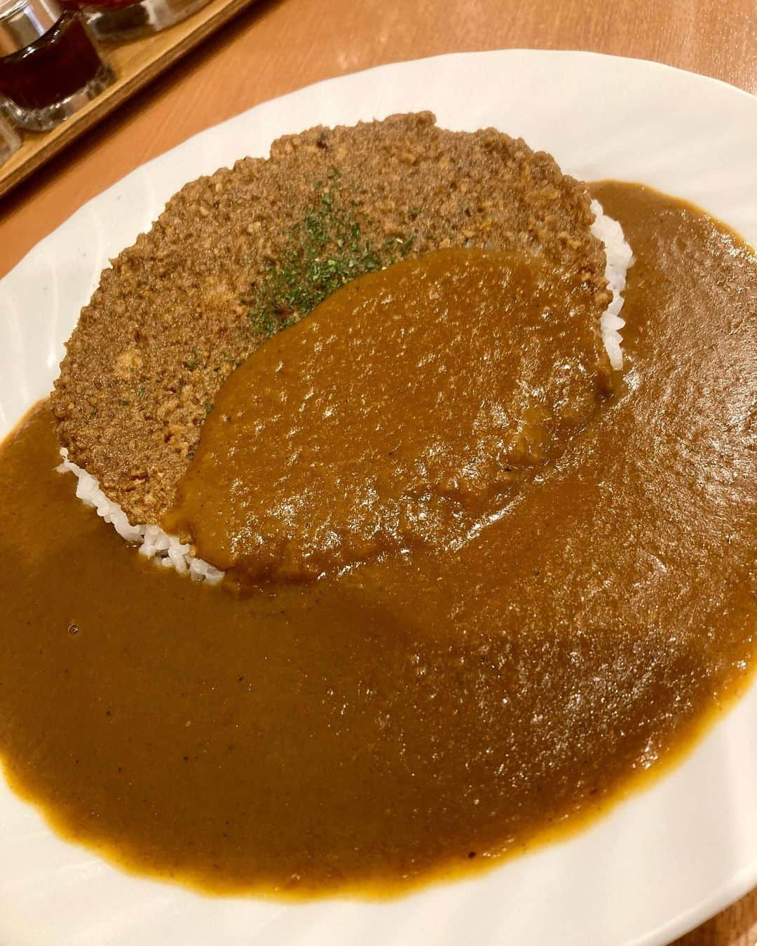 佐藤大樹のインスタグラム：「渋谷道玄坂『カレー屋パクパクもりもり』に行ってきたよ🍛 ドライカレーとプレーンカレーのあいがけ！ フルーティな甘味が感じられてパクパクもりもり食べました🍎 子供も大人も大好きな毎日食べても飽きない味だと思います😋  お店の雰囲気がとってもあったかいんだからぁ〜♪  #カレー屋ぱくぱくモリモリ #カレー #カレー好き#カレー好きな人と繋がりたい #カレー好きそなヤツはだいたい友達」