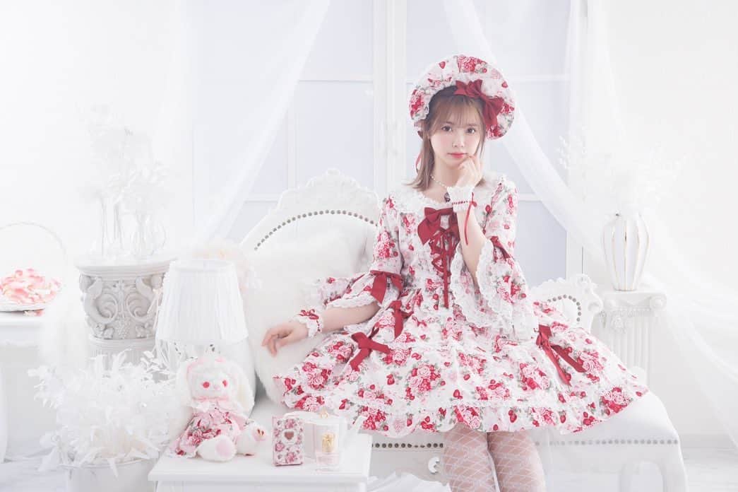 Liyuu（リーユウ）さんのインスタグラム写真 - (Liyuu（リーユウ）Instagram)「お知らせです🤍  ロリータブランド「BABY, THE STARS SHINE BRIGHT」 初のオリジナル香水「Baby Princess」のイメージモデルを務めました！  可愛いデザインね☺️ ロリータも着させて頂きました🍓」4月21日 23時18分 - koi_liyuu