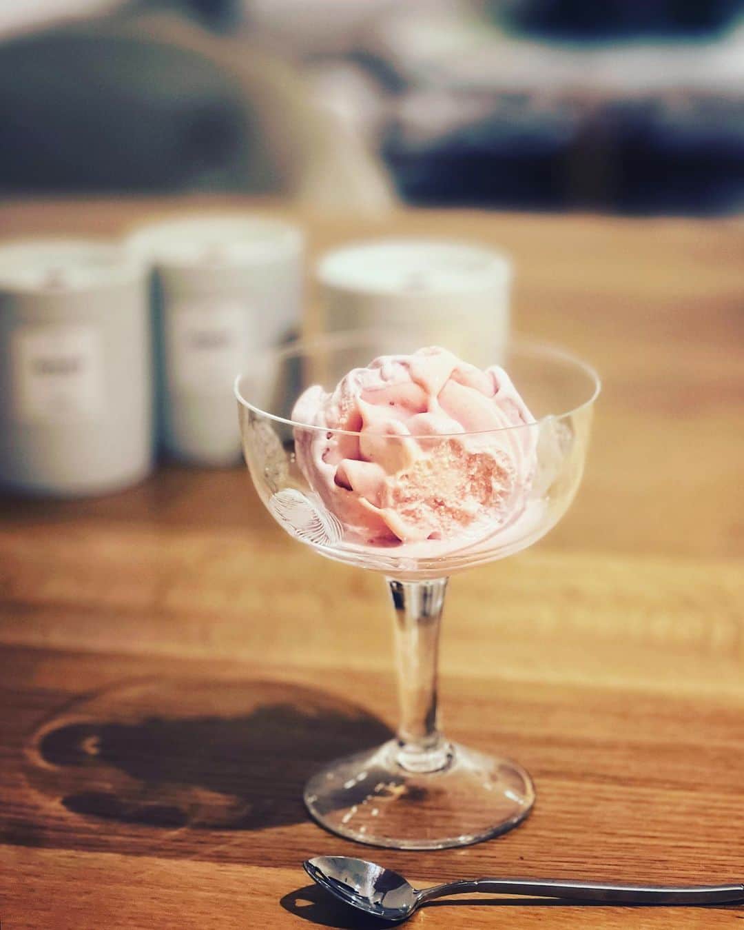 神崎恵のインスタグラム：「・ ひと段落し、アイスクリーム🍨 次男が買ってきてくれた、いちばん好きなアイスクリーム。 今日は美しいフレグランスのお話をしたり、服作りの打ち合わせをしたり、 新しい書籍と来月から始まるポッドキャストの打ち合わせをしたりと、 変化に富む１日でした。 今進行しているのが、ブラックフォーマルとマザーニーズ対応の服。 新しい分野の制作は、学びが濃く、楽しいです。 今夜は、長男がプレゼントしてくれたキャンドルを並べています。 火をつけると、パチパチと暖炉の音を奏でるキャンドル。 香りもとてもよくて、 心なだめてくれる。 疲れた日、頑張った日に沁みる灯りです。 今日もいちにちお疲れさま。」