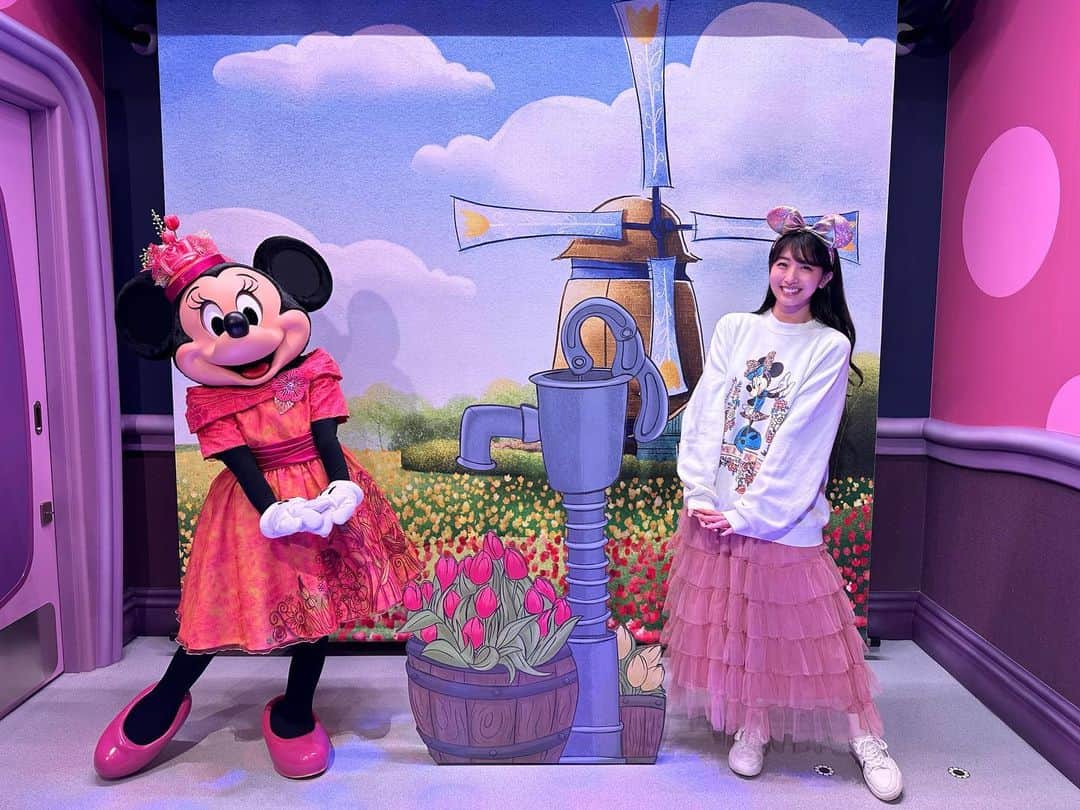 のインスタグラム：「ひっさしぶりに！！！😭💗 #ミニーのスタイルスタジオ で #ミニーちゃん と #グリーティング してきました！！！  しかも！！！ しかも！！！！！ 手繋いでくれたあああああ😭💗  おいでーってやってくれてこんなん3〜4年ぶりとかで本当に感極まってしまって😭💗💗でも写真撮るし泣いちゃダメだ！！！と我慢したんだけどやっぱり最後は涙が溢れてしまって顔歪みまくり🤣🥹🥹💗  ほんっとうに幸せな時間でした、、、 天国かと思った、、、😭💗💗💗  動画も載せたので見てね🥹💗💗💗 . . . . #disneyphoto #disneygram #disneyland #tokyodisneyland #tdl #tdr #disneylife #disneyparks #minnie #minniemouse #ミニーマウス #ミニー #キャラグリ」