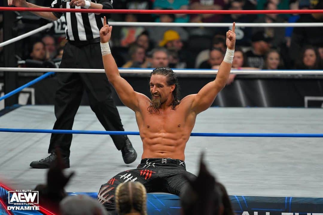 ジェイ・ホワイトのインスタグラム：「BANG BANG GANG - #Gunsup👆 #AEW」