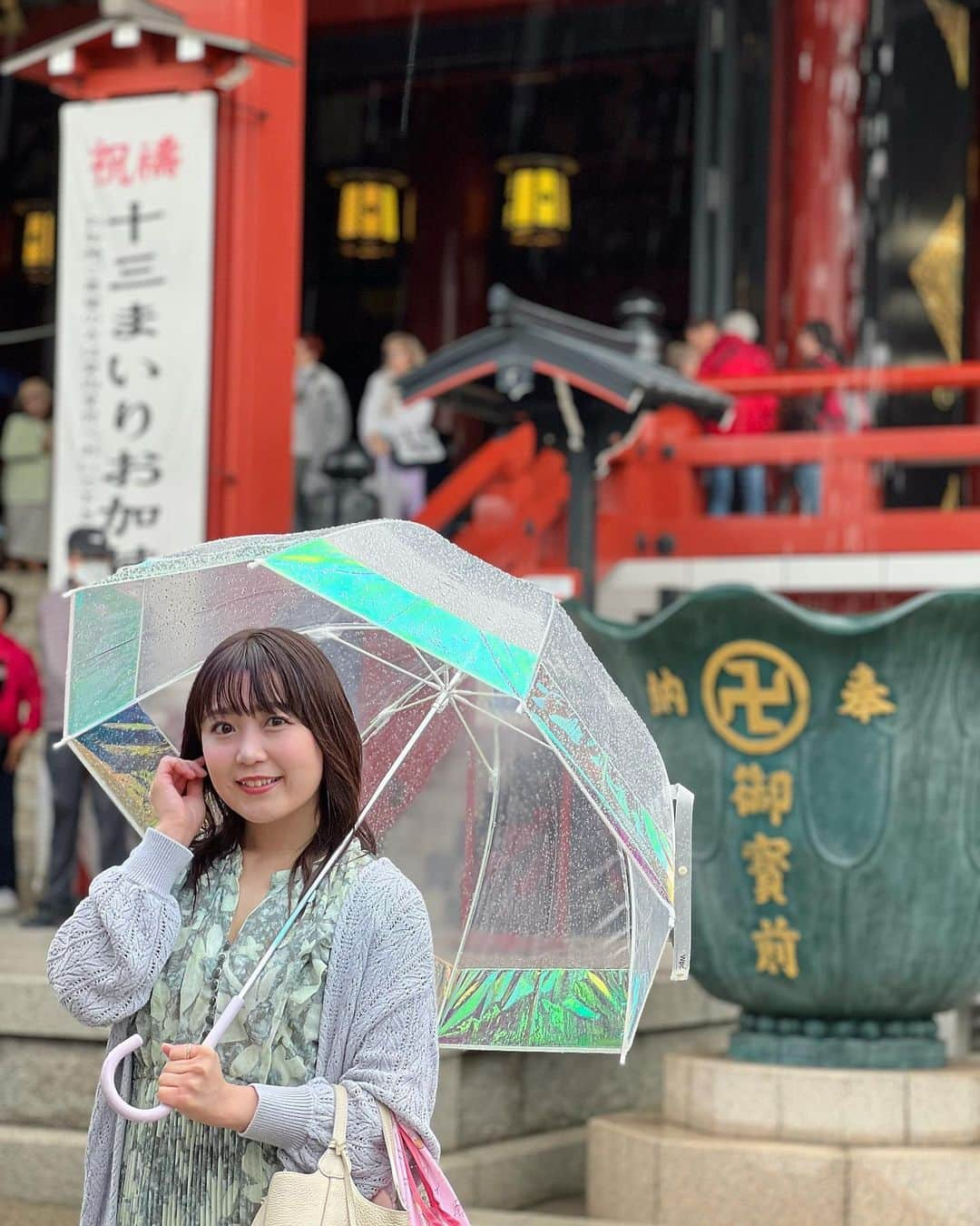 嶋梨夏さんのインスタグラム写真 - (嶋梨夏Instagram)「初めての野外撮影会が大雨だったけど、雨の日のお写真撮ってもらうこともあんまりないから、特別な感じがして、嬉しかったのです😌✨✨✨ . . . . . #被写体 #お仕事依頼受付中 #撮影会 #撮影会モデル #野外撮影会 #浅草 #Asakusa #浅草寺 #雨の日 #cocodeal #アラサー女子 #平成元年生まれ #150cm #ファインダー越しの私の世界 #ポートレート #ポートレート撮影 #女優 #actress #photooftheday #JAPAN #japanesegirl #instagood #followme #ricashima #嶋梨夏」4月21日 23時34分 - shimarica_jp