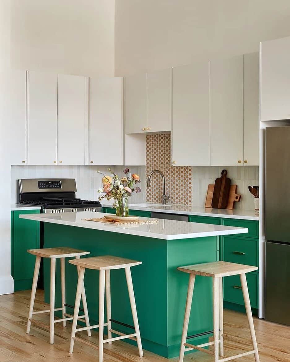 Homepolishのインスタグラム：「Statement backsplash FTW in this happy kitchen by Alicia Hassen of @brooklinteriors  Via @dominomag photo by Sean Litchfield @seanlitchfield   #backsplash #happyhome #dominomag #colorfulkitchen #kitcheninspiration #tgif #interiordesign #joinfreddie」