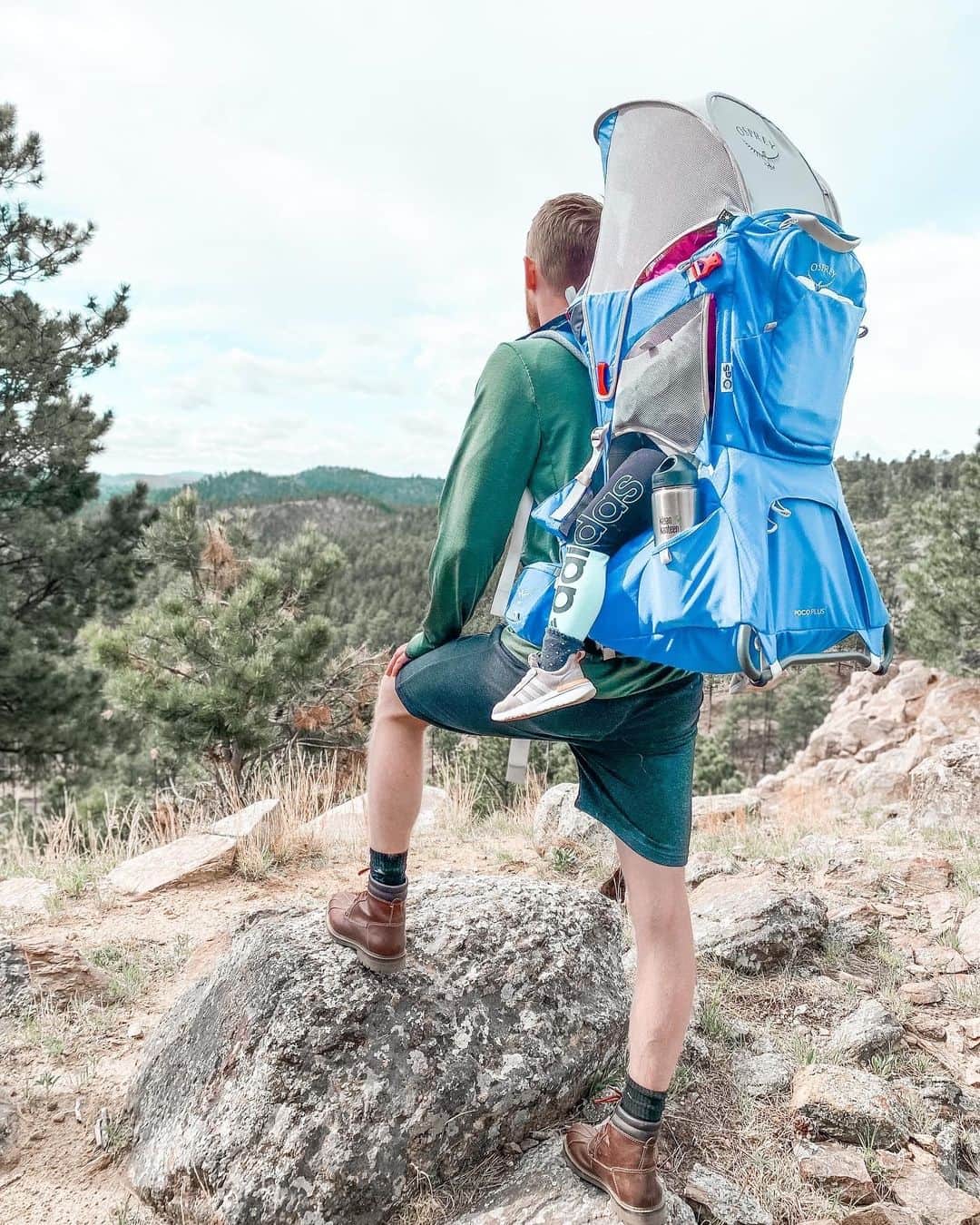 オスプレーのインスタグラム：「Making core memories with every step. | 📷 @davidwhitehandgraaf @ahnikawhitehandgraaf | Featured pack from the Poco Plus Series | #OspreyPacks」