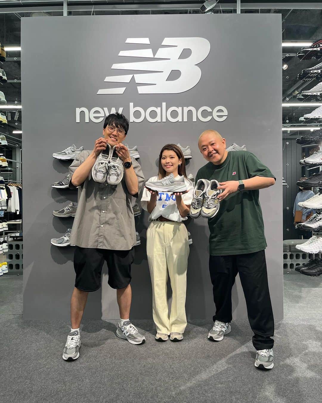 赤羽のインスタグラム：「アトモスさんのイベント！！ #graybox でハナコ菊田くん @hanaco_kikuta  とNB好きとしてお呼ばれしました！  ありがとうございました！！  ご来場のお客様もありがとうございました！！  最高のイベントでした！！ また呼んで欲しいです！！  そしてこのタイミングですいません！ 金髪になりました✨✨  アトモスさん最高 ニューバランスさん最高」