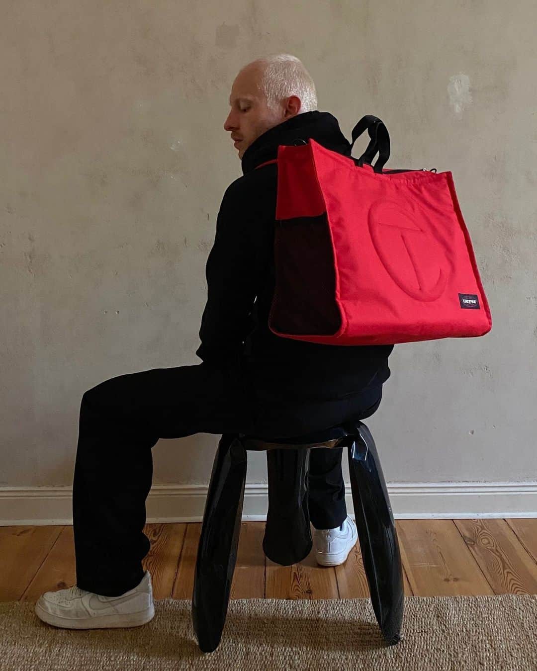 イーストパックのインスタグラム：「Telfar x Eastpak   Tap the link in our bio to shop the collection.   #telfarxeastpak #builttoresist」