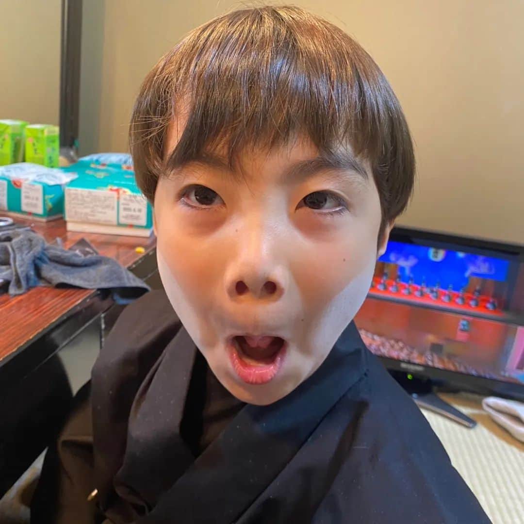 藤間勘十郎のインスタグラム：「すみません…まだまだライブができる状態ではないです…また来週〜！絶賛不死鳥の稽古中!かなり面白いです!!絶対に観てほしい!陰陽師に引き続き澤瀉屋の芝居作りを学べるのは本当に嬉しいです。写真は全然関係ないですが先日私の舞台を手伝いに来た次男が気がついたら化粧していた（笑） #歌舞伎 #インスタライブ #日本舞踊」