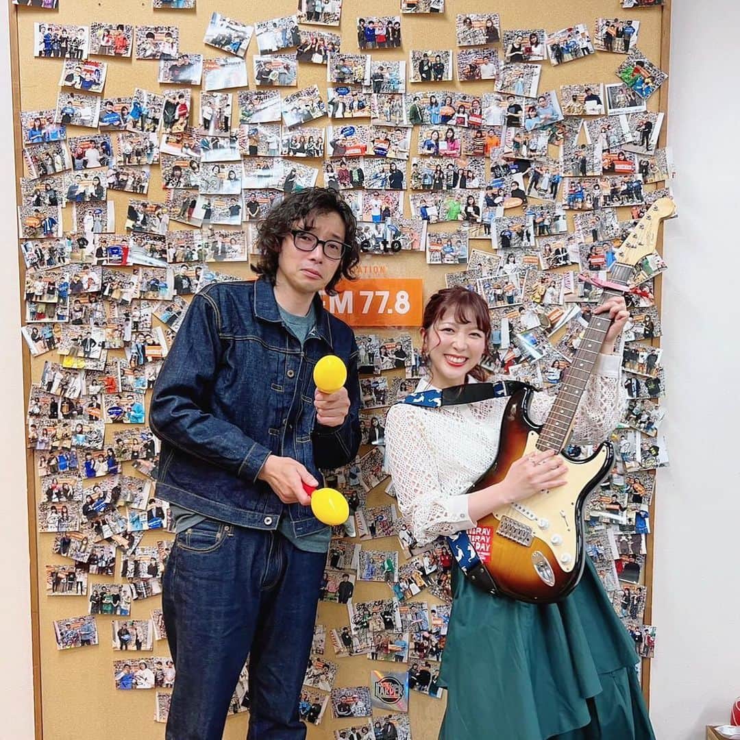 白井奈津さんのインスタグラム写真 - (白井奈津Instagram)「斉藤和義さんと📣🎸✨  お久しぶりに番組でご一緒できて幸せでした☺️  話し方もトーンも選ぶ言葉も 本当に素敵です~✨✨  ご本人の前でギターを弾くという とんでもない展開にもお付き合い頂きましたが とても優しかったです笑  電話をつないだともこさんも‼︎ 優しくて明るくて素敵な方でした✨ 「せっちゃんとなっちゃんに~」 とユニット名のように呼んでくださった時大変恐れ多いですが、ニヤニヤしました笑  18時台にはギリギリなラインのちゃんと和義さん節がきいたアドバイスもありましたね‼︎😂  聞き逃した方は是非radikoのタイムフリーで✨✨  招き猫のお話も沢山してくれてます🐈笑  リモートでもインタビューできる時代に こうしてスタジオに今も足を運んでくださる事が本当に嬉しい‼︎  当たり前じゃないその想いを大切に受け取って、これからもラジオで少しでもお返ししていけたらと思います🤝らぶです🤝  #斎藤和義 さん #zipfm #フレフレフライデー #hoorayhoorayfriday  #newalbum #pineapple #7月ツアーで東海エリアもいっぱいきてくれます🙌  #楽しみな夏になるね✨」4月21日 23時36分 - shirai_natsu