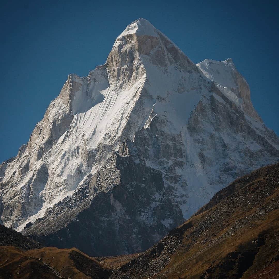 ジミー・チンのインスタグラム：「I still remember the physical reaction of turning the corner and seeing Shivling for the first time. Jaw dropped, eyes wide, heart pumping. A truly stunning beauty of granite and ice. Still on the short list. Garwhal Himalayas, India  @thenorthface」