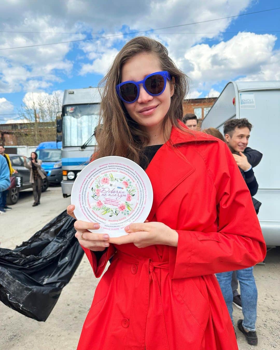 ウリアナ・ドンスコワのインスタグラム：「первый съёмочный 🎥  стартанули «Девочки не плачут»  режиссёр @maria.makhanko  продюсеры Максим Королёв и Ольга Журавлёва  оператор @abramovitaliy  кастинг @elenavnout   и ещё большая команда классных людей 🫶」