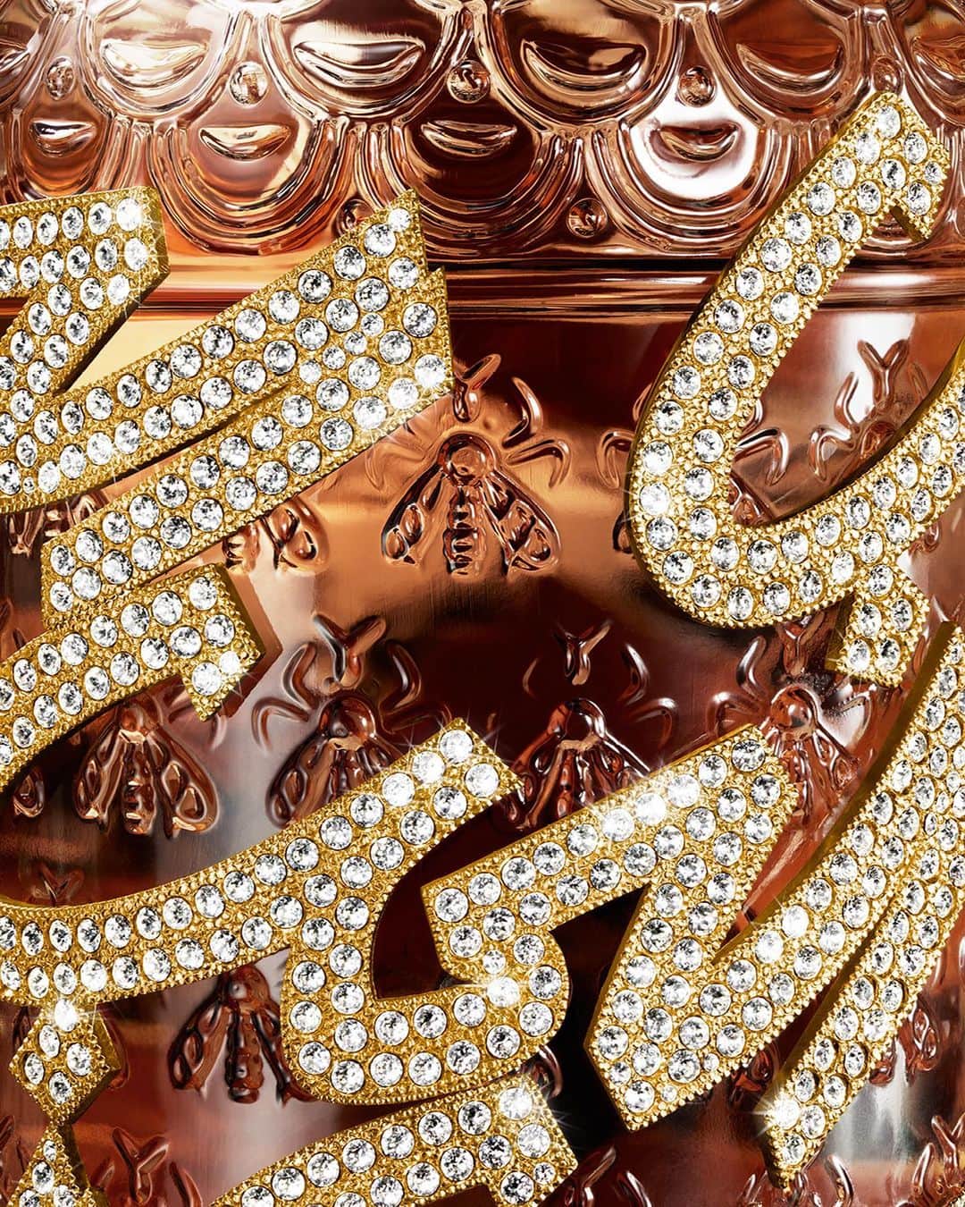 ゲランのインスタグラム：「Repeated nine times, the word 'love', calligraphed in Arabic, embraces the Bee Bottle like a precious bracelet in Nadine Kanso's Exceptional Piece. A declaration of love to a Guerlain icon.  #Guerlain #GuerlainParfumeur #ExceptionalPiece @nadkanso」