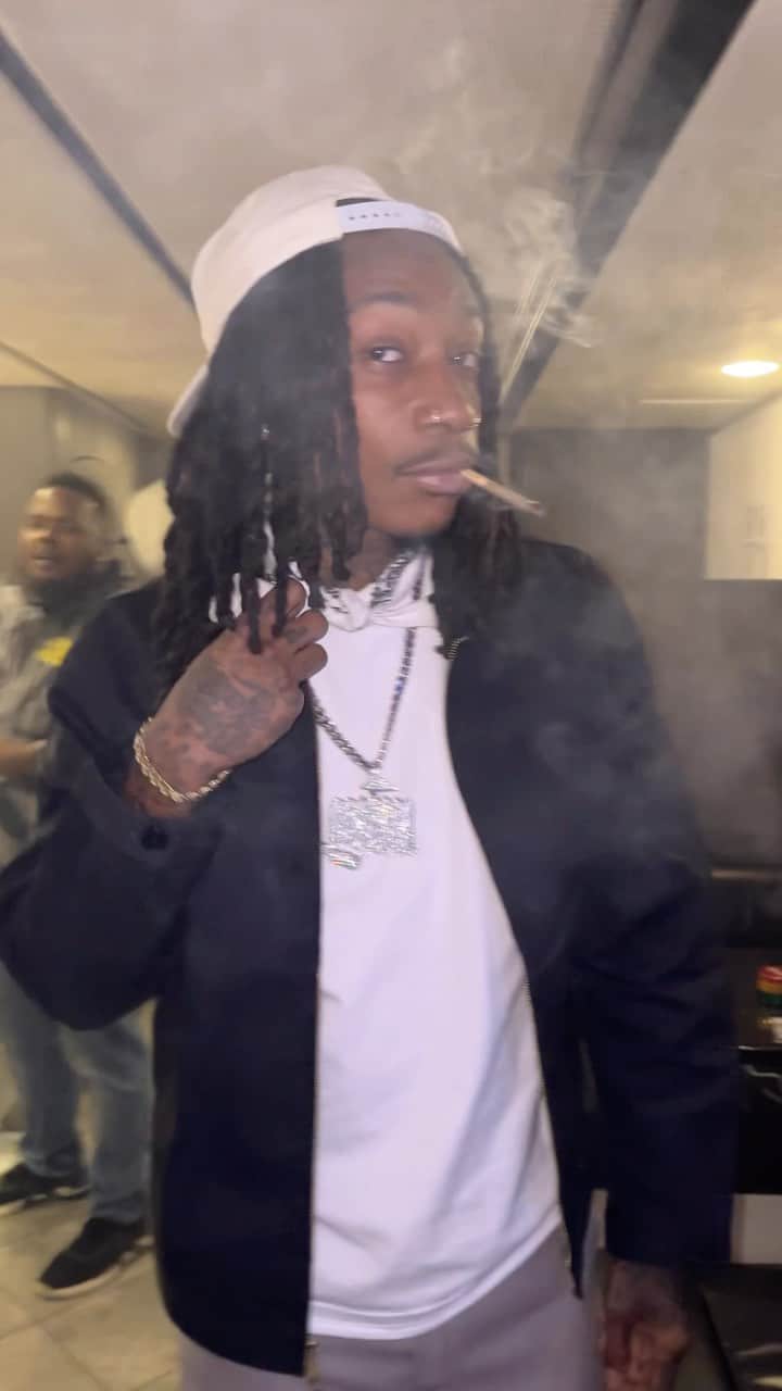 ウィズ・カリファのインスタグラム：「BRING UR LUNGS  GOOD TRIP TOUR✌🏾😎🍄☮️💜💨」