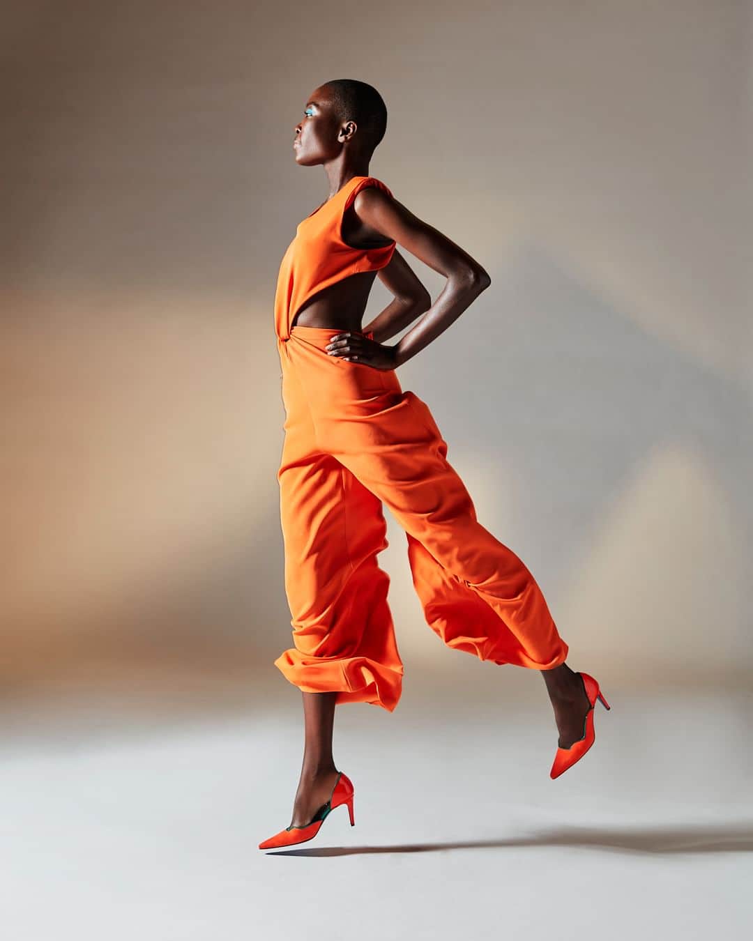 アレッサンドロオテーリのインスタグラム：「A vitamin orange hue to color the days ahead: the Maison icon Portofino dons a new look for the #SS23 season. - #Oteri #OteribyAlessandroOteri #luxuryshoes #shoedesign #shoemaking #coutureshoes #designershoes #shoesaddicted」