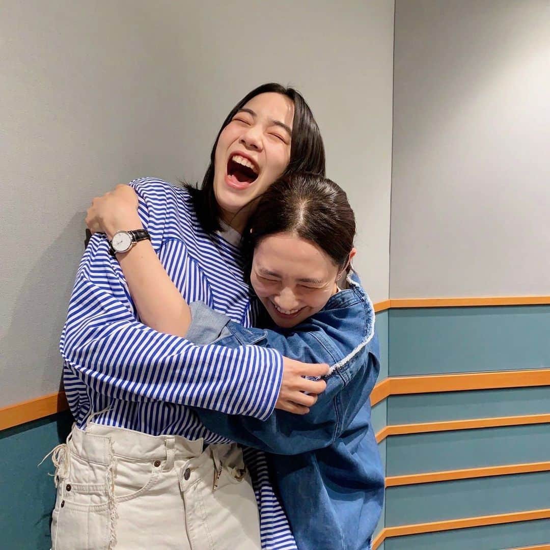 のん（能年玲奈）のインスタグラム：「明日11時から、 浜島直子さんのラジオ「Curious HAMAJI」にてはまじさんとお話します！ 浜島さんと会うとめっちゃくちゃ元気もらえる！心が潤ってしまう🐠 楽しくって楽しくってぺらぺら喋ってた。 みんな聴いてね！  #bayfm #キュリオスハマジ」