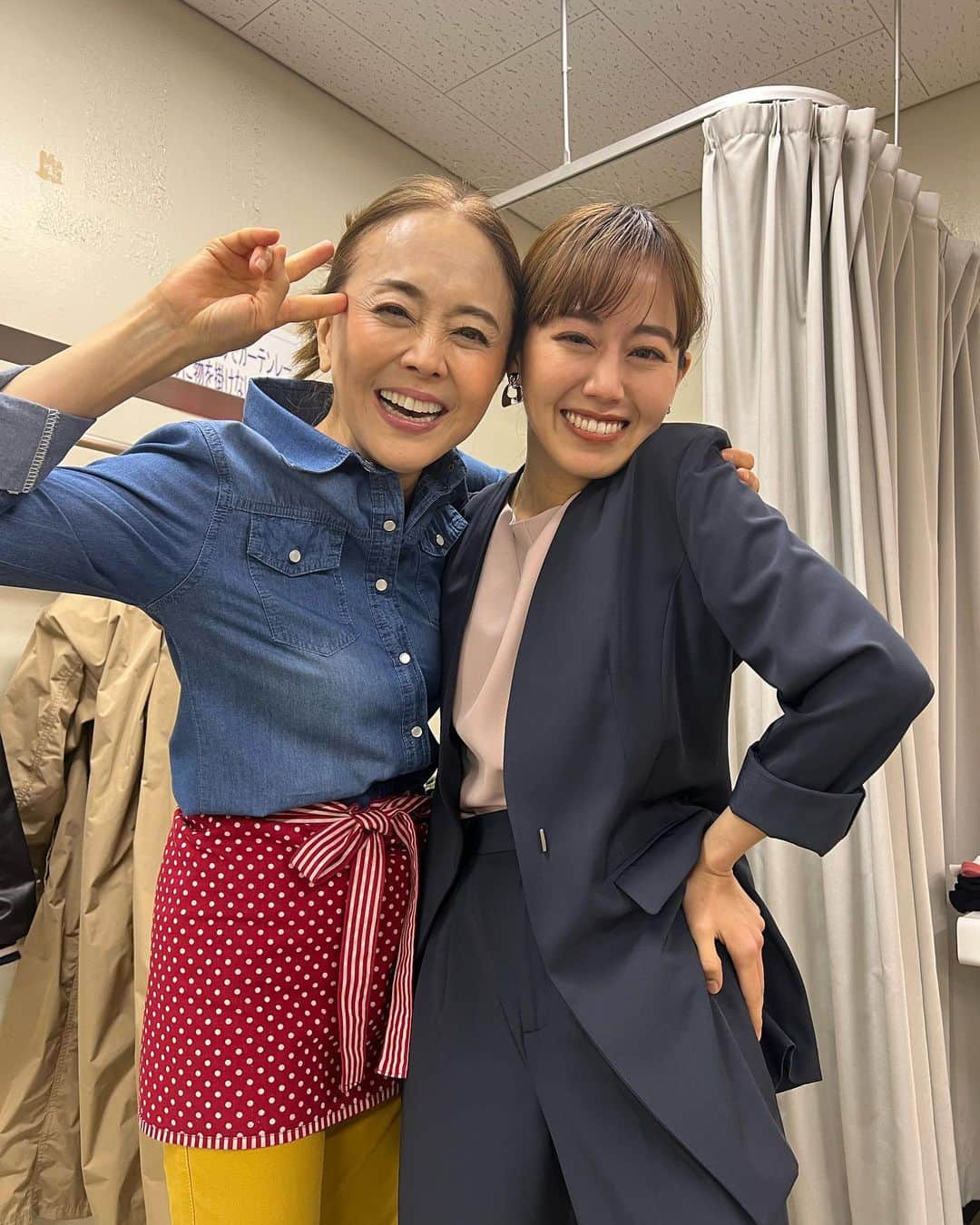 宮﨑香蓮のインスタグラム：「舞台『マミィ！』 笑顔の写真がたくさん☺︎ 真実さんの笑顔は最強です！ ずっと女子楽屋4人一緒で先輩方とおしゃべりできて、 楽しかった~真実さんもよね子さんも愛ちゃんもだいすき！ とっても騒がしかったはずです笑  旅公演で一緒にいろんな場所に行ったセット🏠 どんどん愛おしさが増しました。これを建ててバラして移動して…を繰り返すスタッフさんすごかった。 本当にありがとうございました！ 芝居をして旅をするって、 最高にぜいたくな時間だったなと思います。 宝物の作品になりました。 また皆さんに会えますように！  #舞台マミィ#プリエール #田村孝裕#熊谷真実#佐藤B作#松金よね子#三津谷亮#宮﨑香蓮#中島愛子」