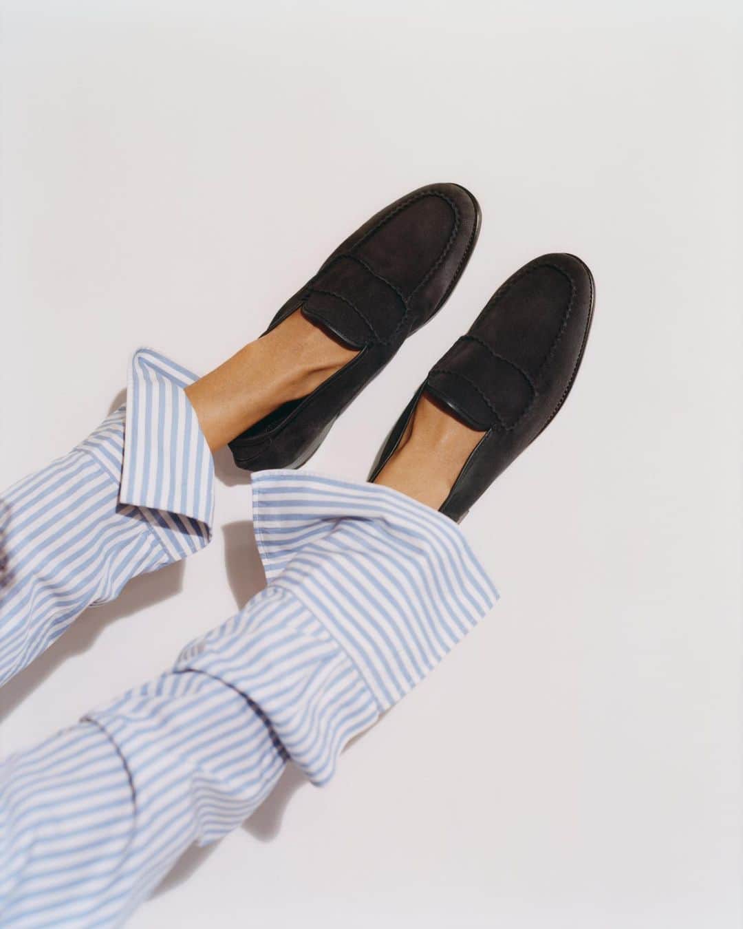 のインスタグラム：「Introducing Bath, lightweight and ultra-supple, holding its shape while giving flexible comfort. Its distinctive visible stitching gives a hand-sewn finish reminiscent of working gloves, and like the proverbial glove, Bath will always be a perfect fit. . #johnlobb  @_jeremyeverett  @charlottecolletcollet」