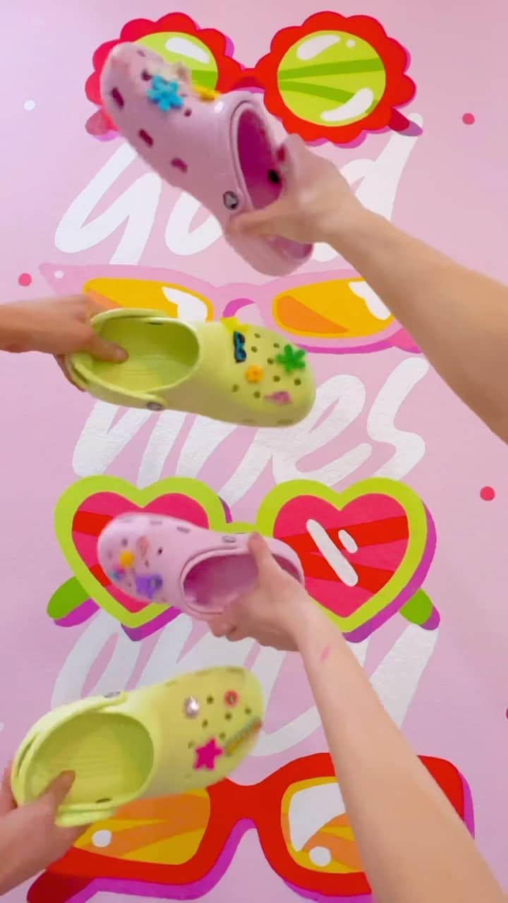 クロックスのインスタグラム：「Colorful Crocs 🤝 Colorful Mural」