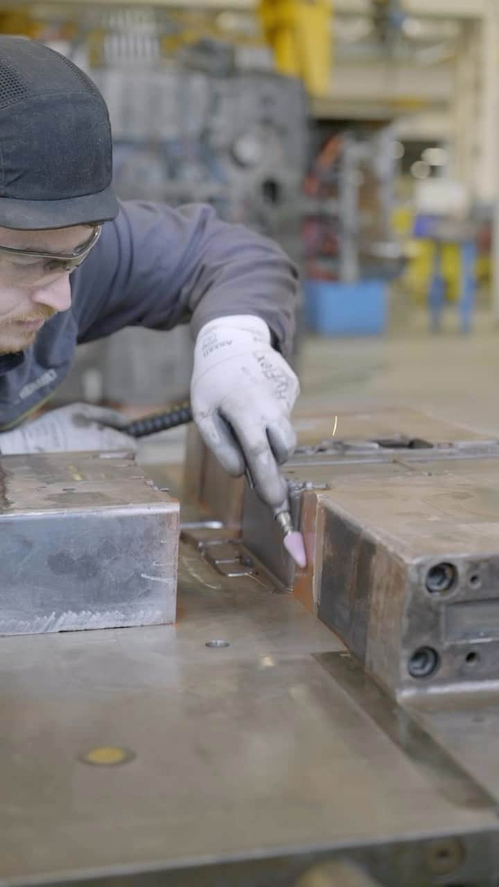 ルノーのインスタグラム：「Get an exclusive look behind the scenes of our Cléon plant in France, and witness the general overhaul of the moulds used for producing high-quality aluminium parts! The moulds undergo a complete overhaul after an average of 18,000 injections. Our team of toolmakers performs a thorough check of the seals, closure, and do the shimming and grinding of the moulds to ensure they are perfectly watertight. 🛠🏭 #PassionIndustry」