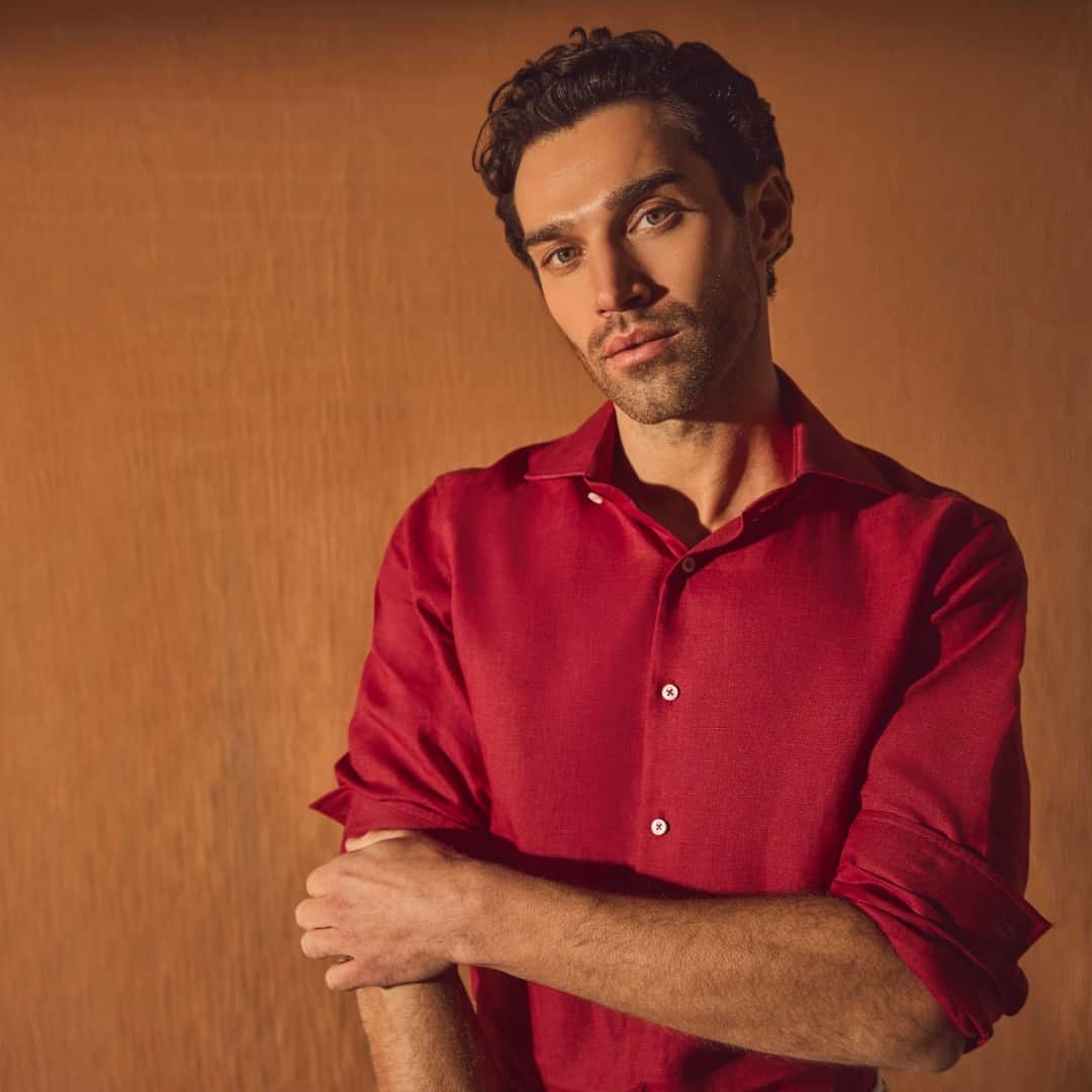 ハンツマンのインスタグラム：「It's a common misconception that there's no place for colour in a gentleman's wardrobe. On the contrary, when well executed, It's the simplest way to add interest and variety to your warm-weather attire. This season, Creative Director Campbell Carey has focused on creating a collection embued with the considered use of colour. Rediscover a love for brighter tones and bolder hues, especially for those informal occasions, when only a shirt is required. You can discover the full collection now via LinkInBio.」