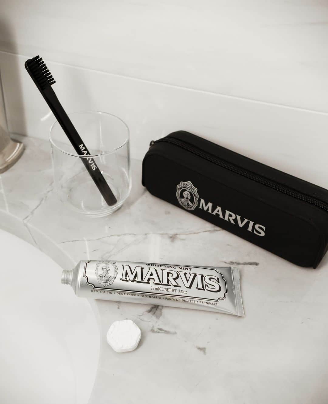 Marvis®️ Official Partnerさんのインスタグラム写真 - (Marvis®️ Official PartnerInstagram)「Whitening on the go this weekend ✨」4月21日 23時55分 - marvis_usa
