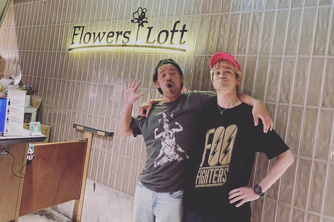 石川龍さんのインスタグラム写真 - (石川龍Instagram)「wagamama との花金ツーマンライブ、@ Flowers LOFT Shimokitazawa、めちゃ楽しい夜でした！たくさんのご来場、ありがとうございます！ せっかくの金曜日の夜、遊びに来てくれたみんながハッピーだといいなと思いながらプレイしました！   wagamamaのドラムのたろうくん、Tシャツが、フーファイターズ、僕はレッチリで、なんだかとてもグルーヴ感じました！（記念にパシャリ、ありがとう！）  音楽とライブのある日常に感謝！  #ザチャレ #ザチャレンジ #wagamama #flowersloft」4月21日 23時56分 - slow_night