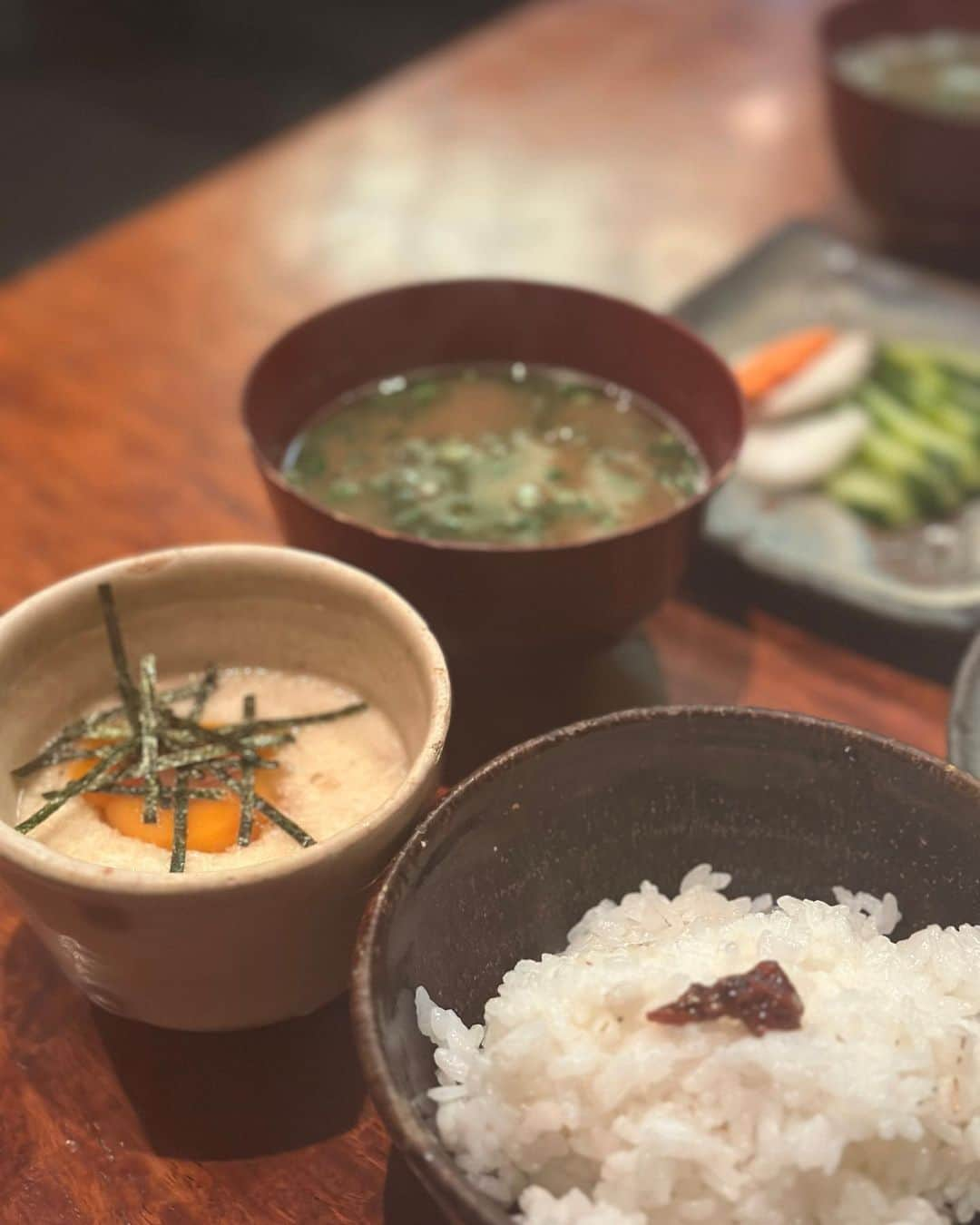 上原歩さんのインスタグラム写真 - (上原歩Instagram)「🏮🏮🏮  長崎から新幹線で1時間ちょっとの福岡。  今だにしかられたり🫠姉妹のように口論もしますが🫥 誰よりも私を気にかけて手を貸してくれとにかく人生も本人も面白い大好きな友人に1年ぶりに会いに行きました🚅💞  福岡はあてもなく日程も帰りも決めずゆるーく。 行きたかった屋台はお腹いっぱいで行ったのでぜんぜん食べられませんでしたが、 海外からのお客さまの多さと屋台の若いお兄さんの勢いと まだ少し肌寒かった夜風がほろ酔いの体に心地良かった夜でした🌙  福岡日記✍️vol.3  ・______________________________________________  #love #life #loveislove #fukuoka  #japan #福岡 #屋台」4月21日 23時57分 - ayumiuehara